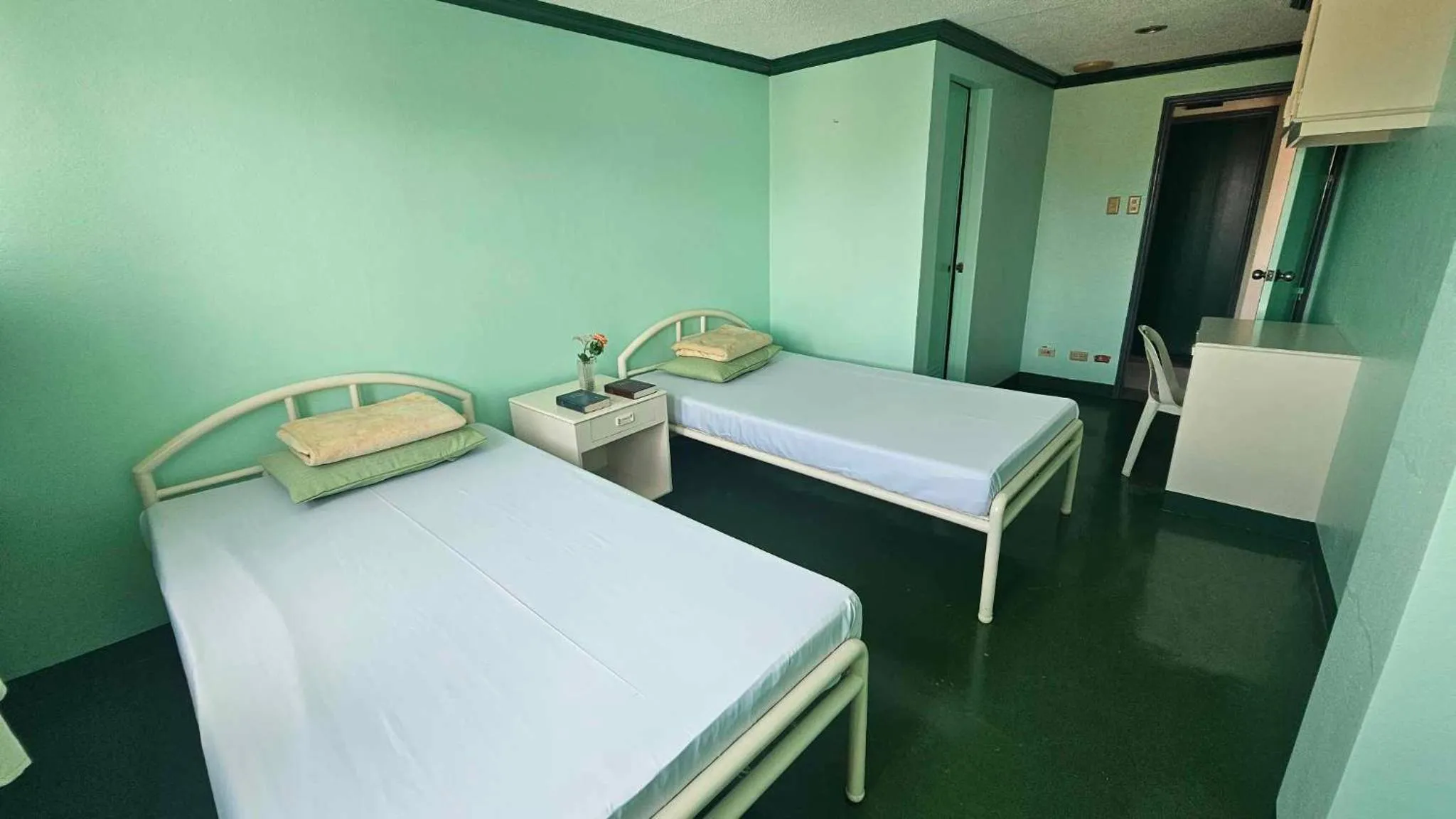 Bedroom, Bed in Green Mellow Court