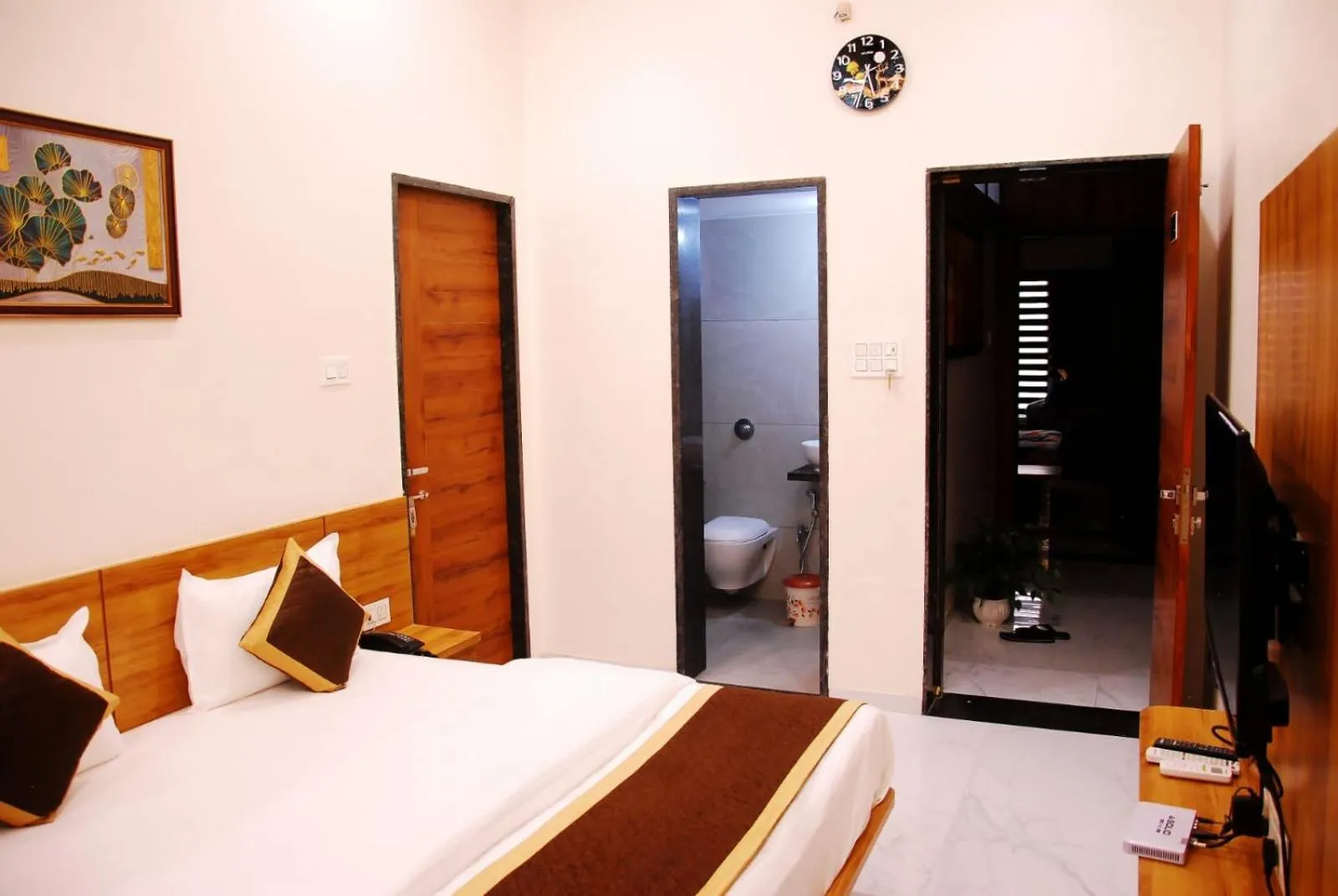 Bathroom, Bed in Hotel Wing Orbit