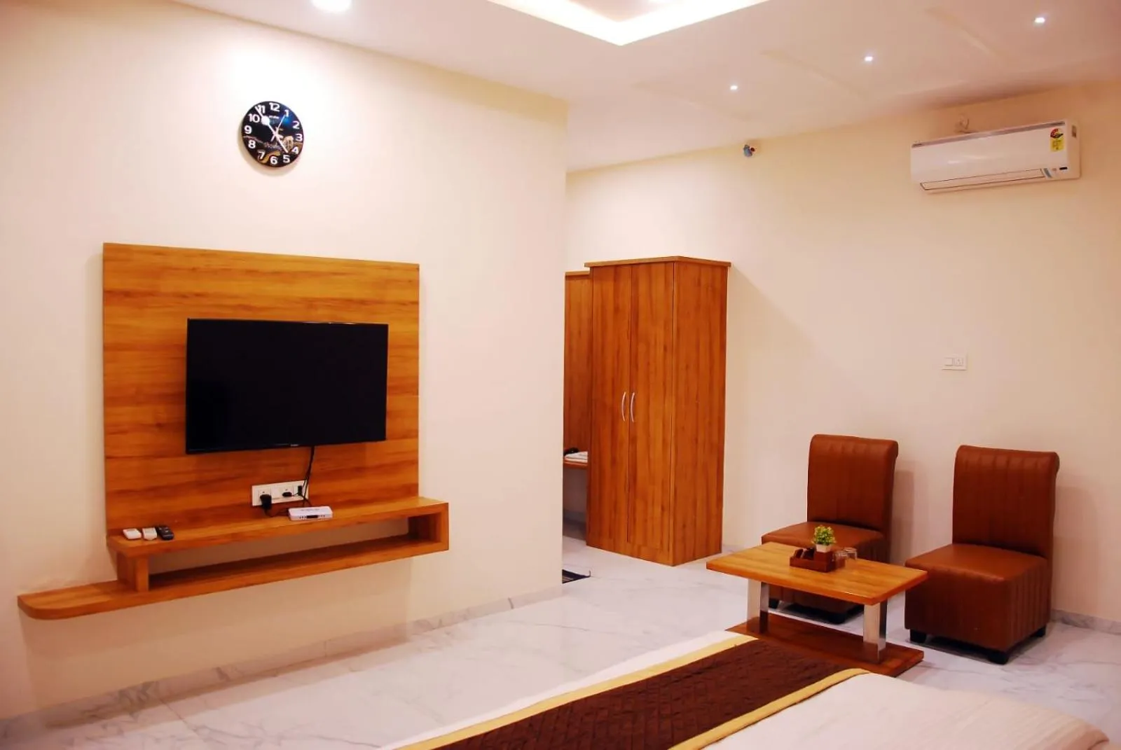 Communal lounge/ TV room in Hotel Wing Orbit