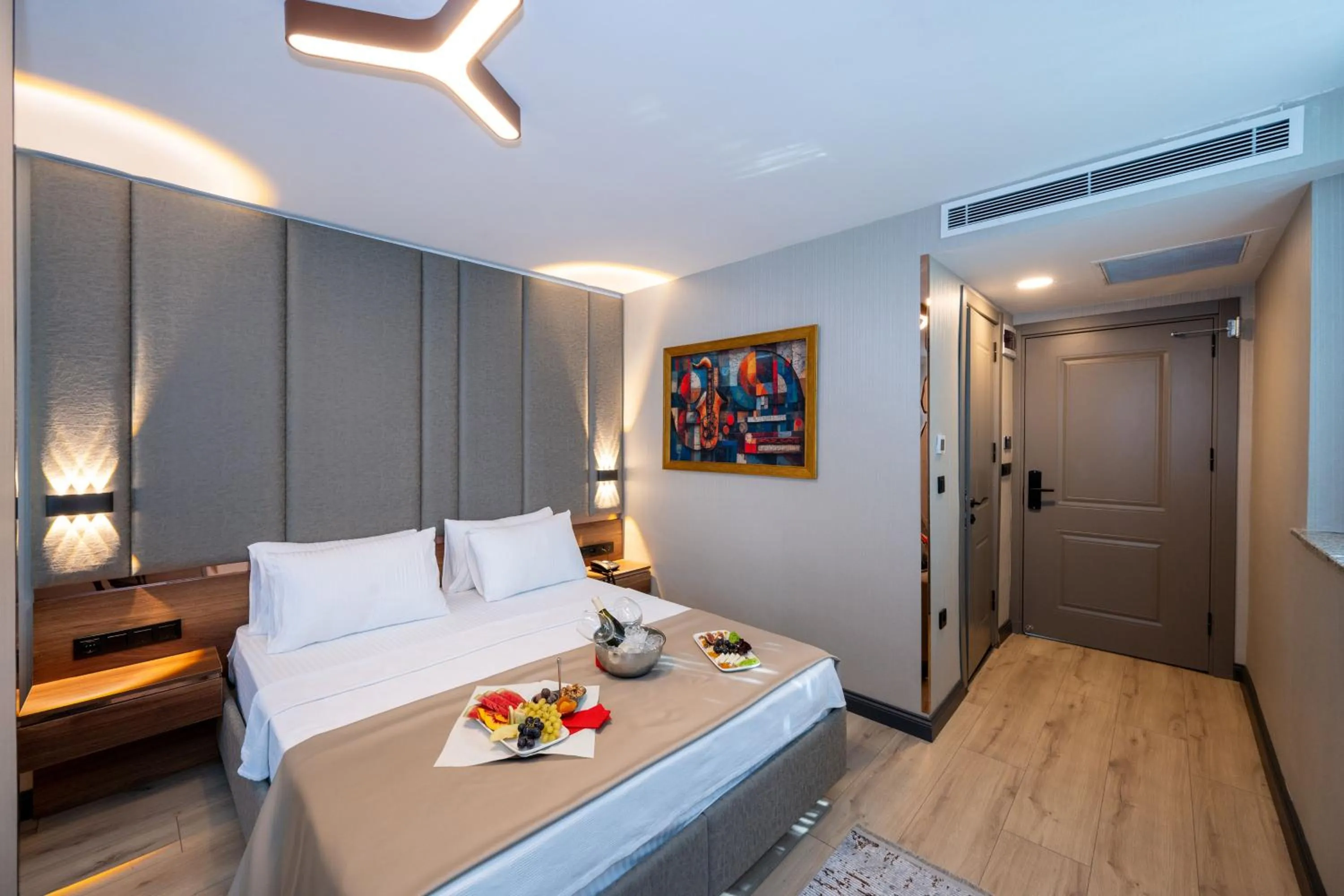 Photo of the whole room, Bed in Vess Hotel