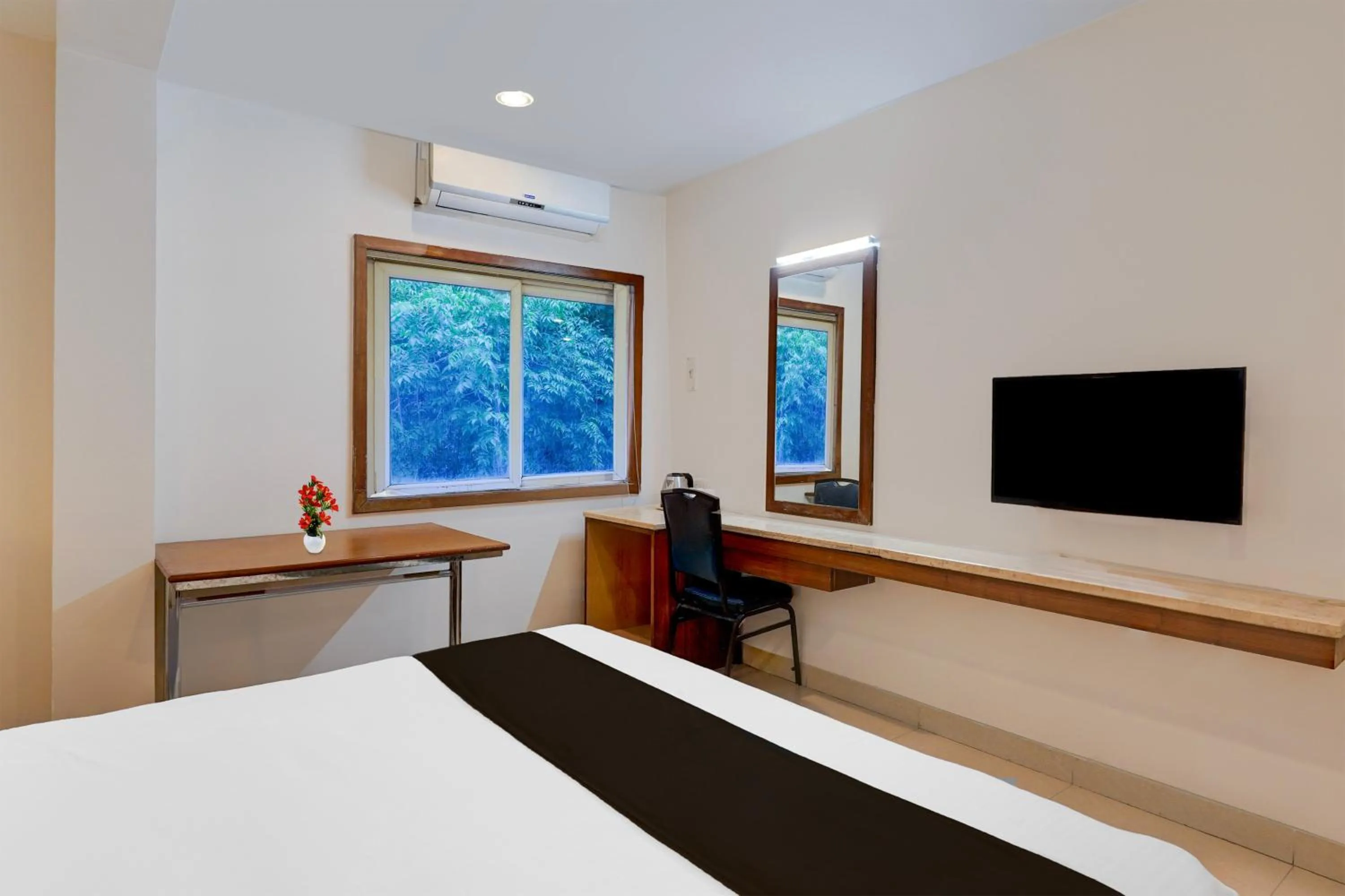 Bedroom, Bed in Super Townhouse Arcot Road Near Kauvery hospital