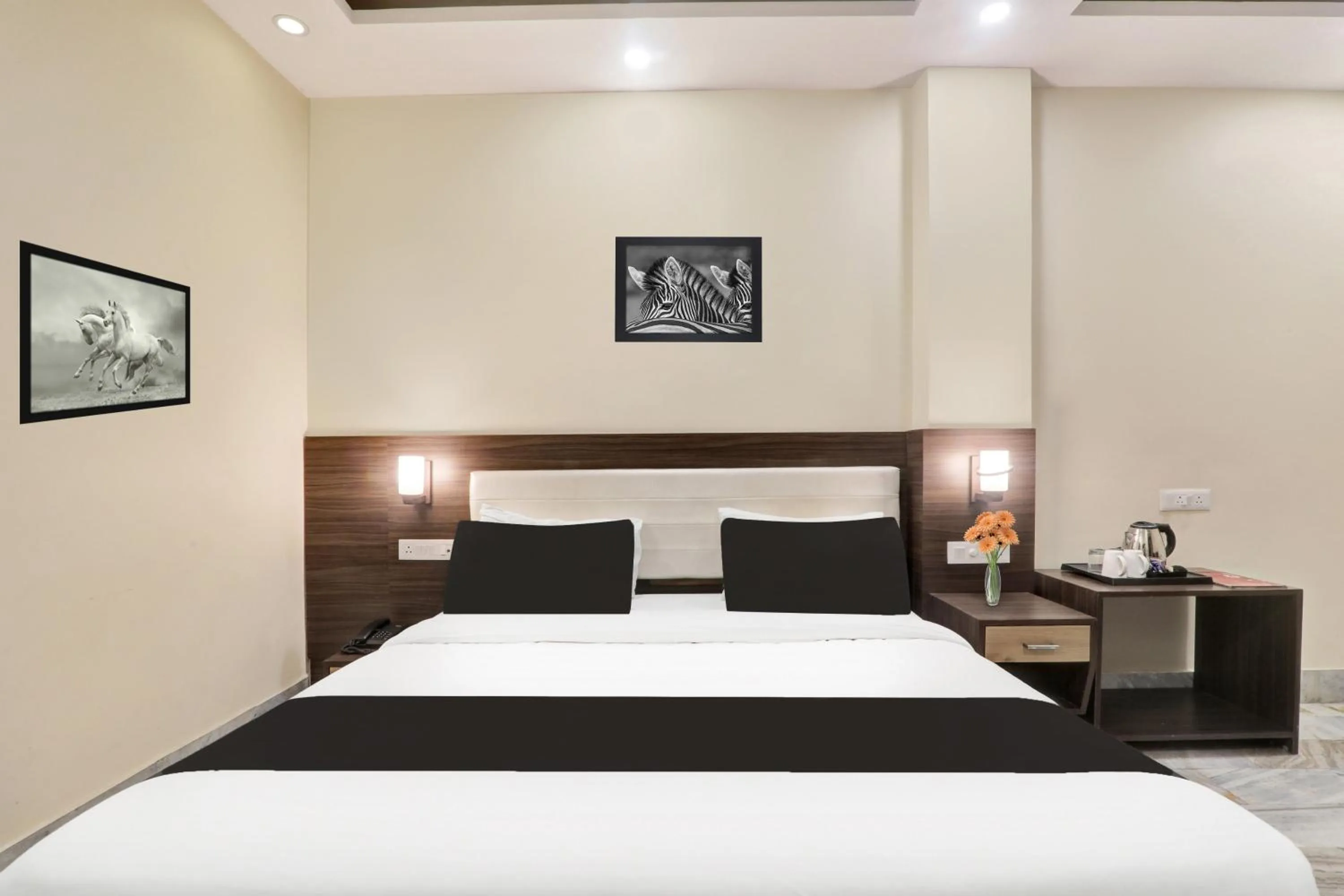 Bedroom, Bed in Super Townhouse Kankarbagh Formerly Kunwar Alcajars