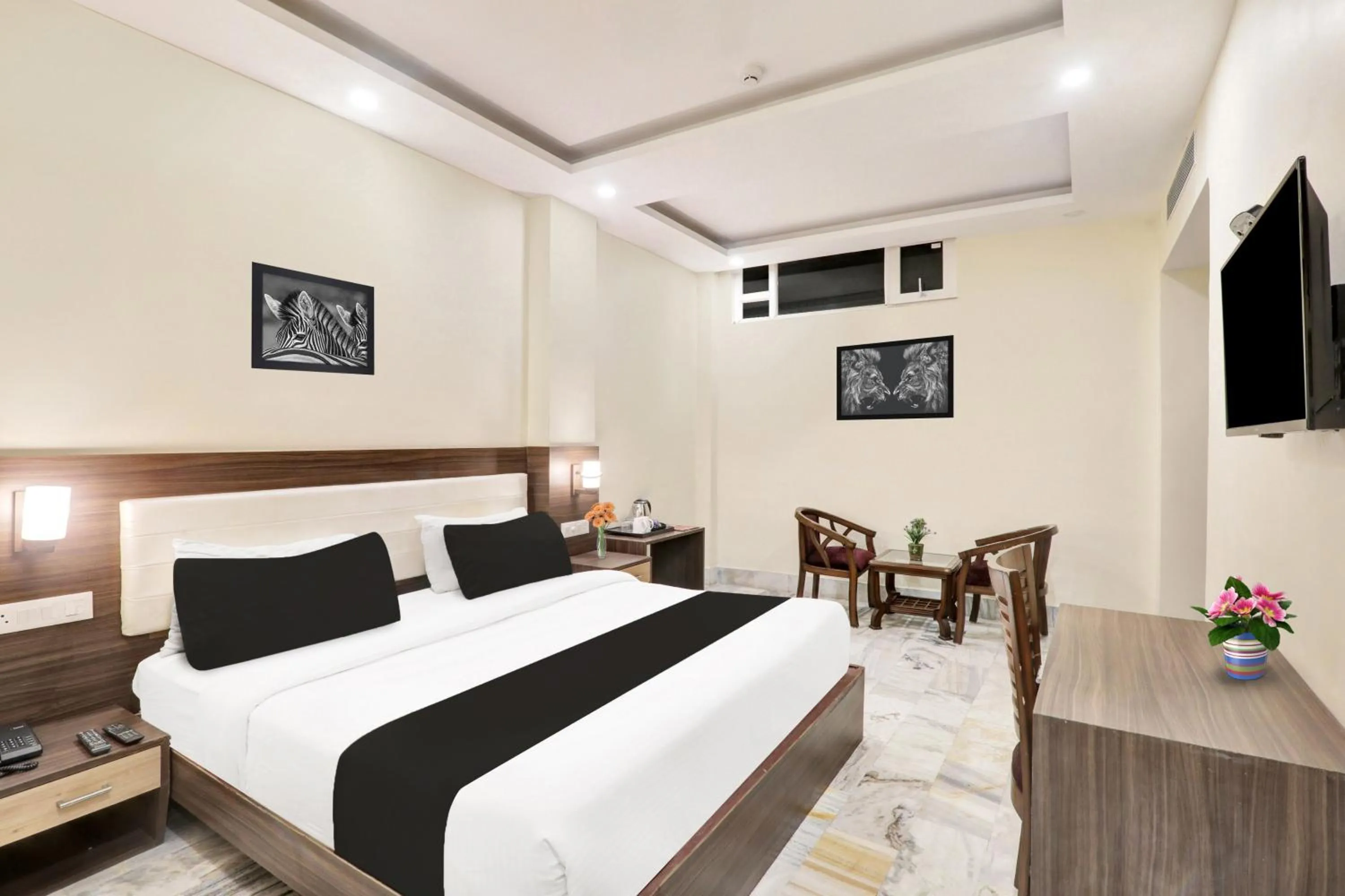 Bedroom, Bed in Super Townhouse Kankarbagh Formerly Kunwar Alcajars