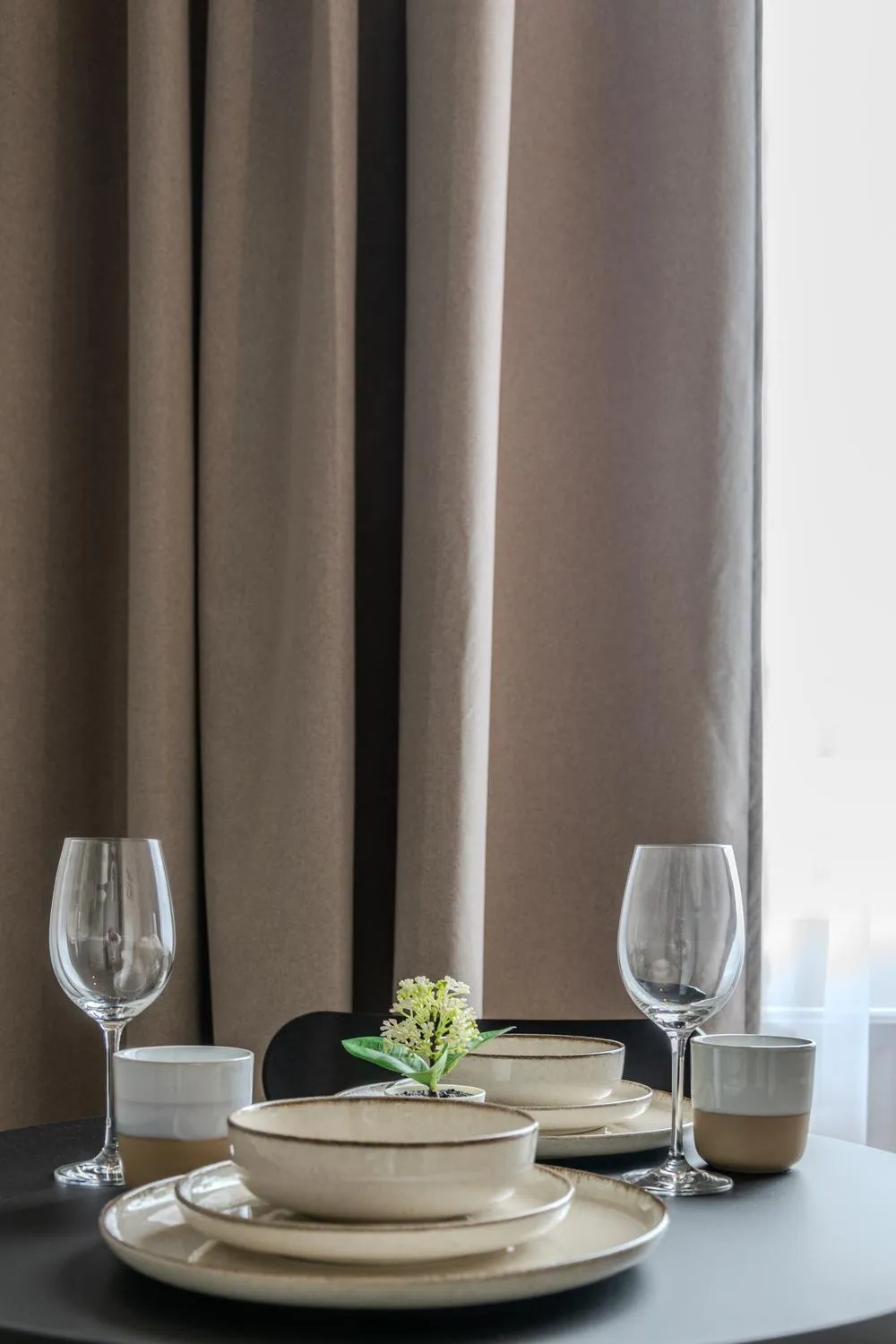 Dining area in Frost Apartments by Heimaleiga