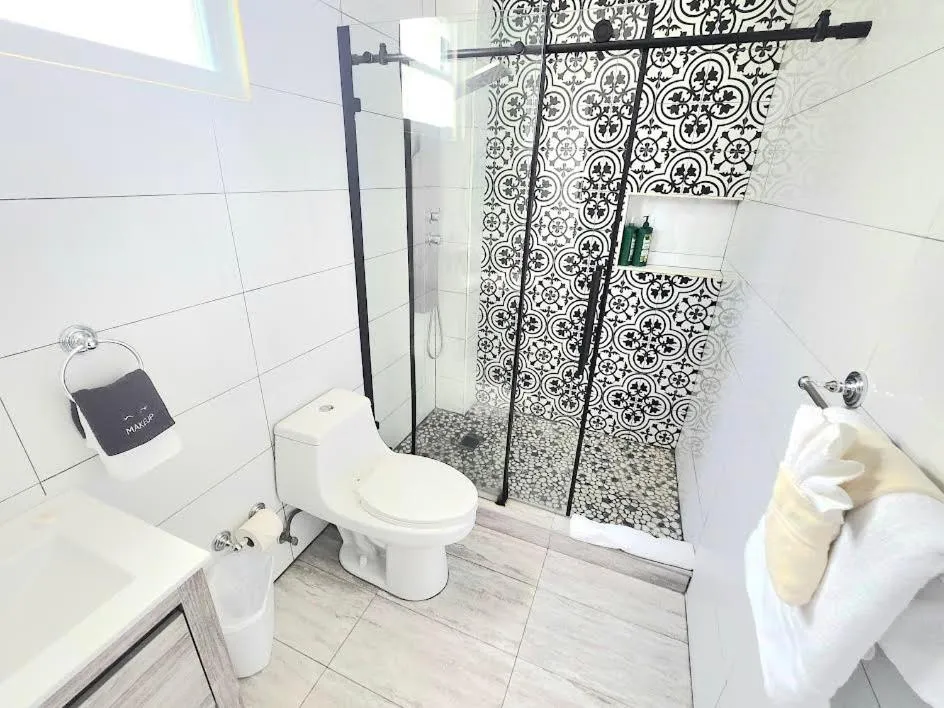 Shower in Somos Hotel San Juan