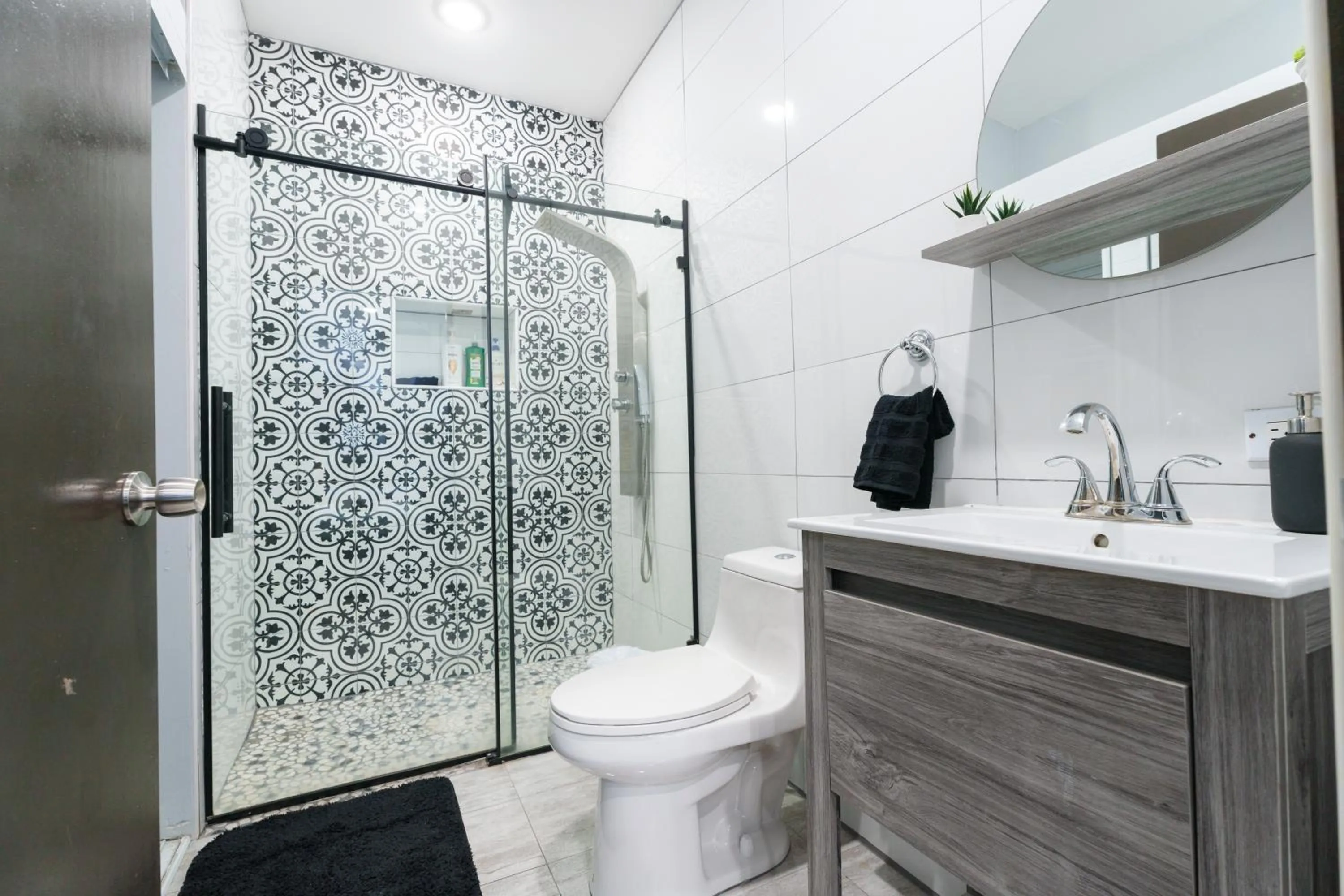 Shower in Somos Hotel San Juan