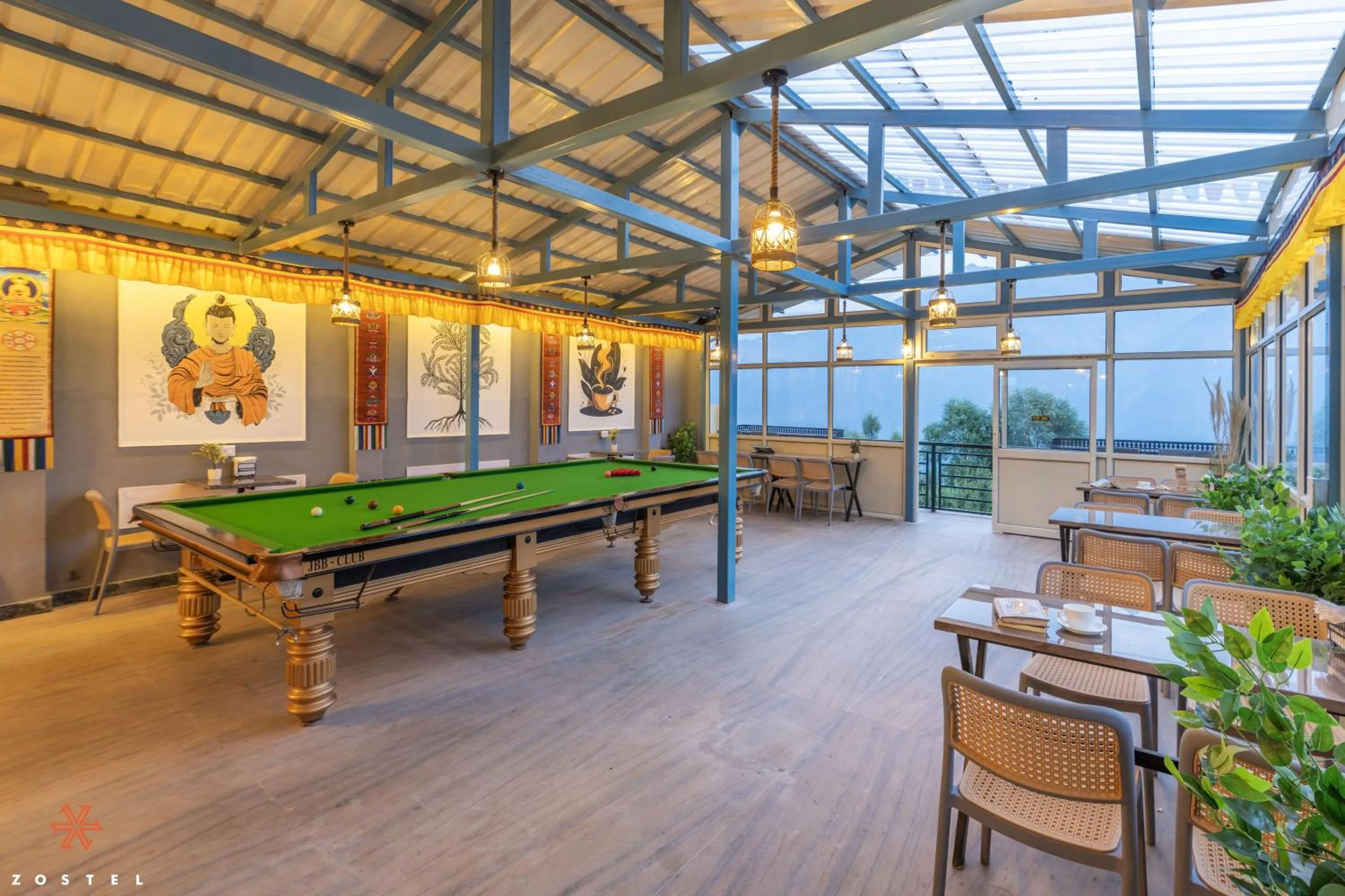 Communal lounge/ TV room in Zostel Kalpa