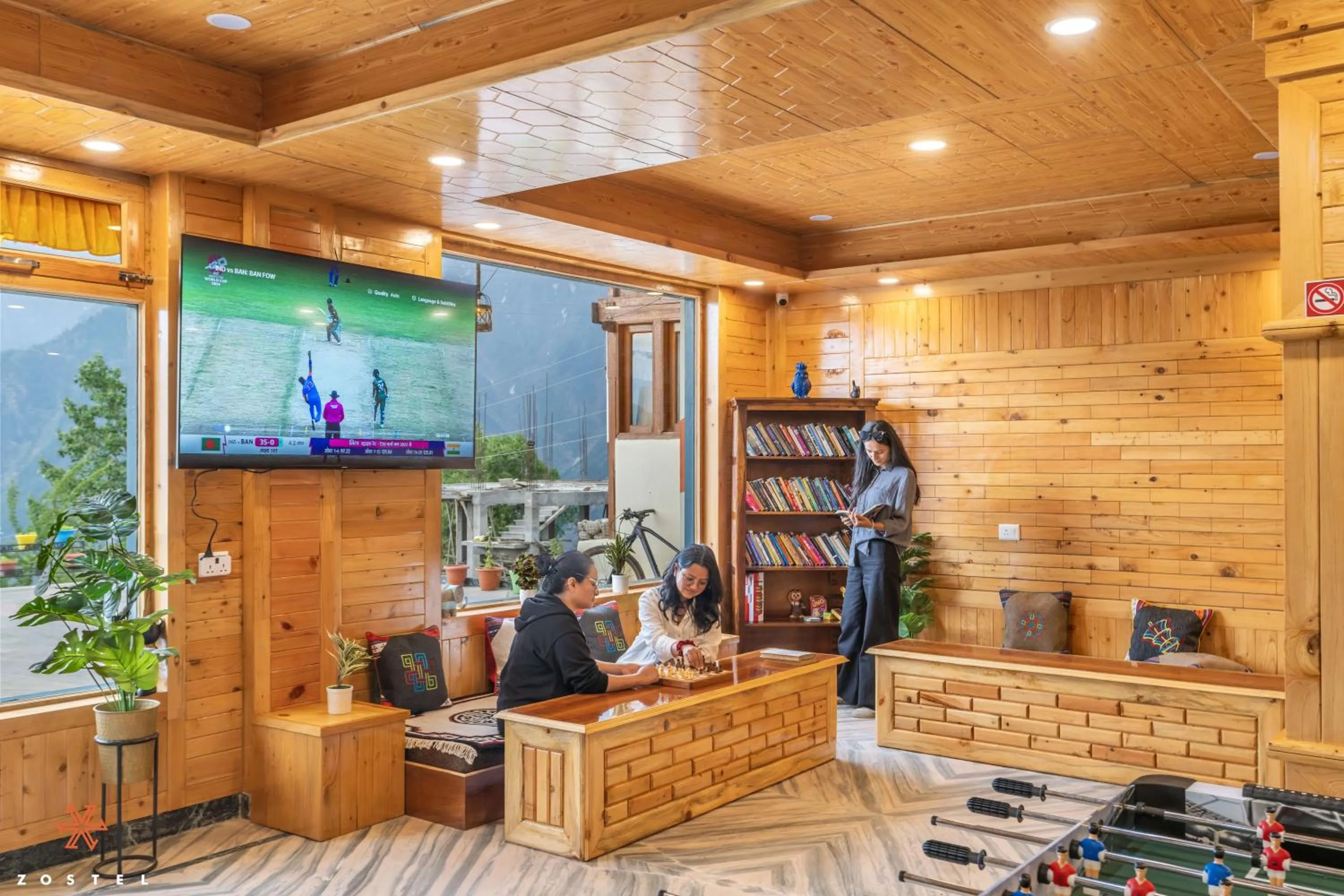 Communal lounge/ TV room in Zostel Kalpa