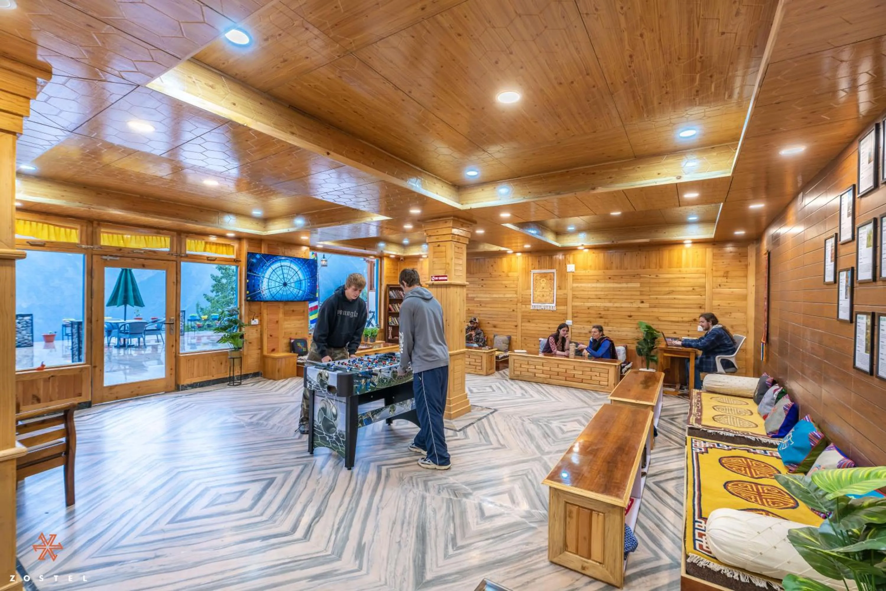 Communal lounge/ TV room in Zostel Kalpa