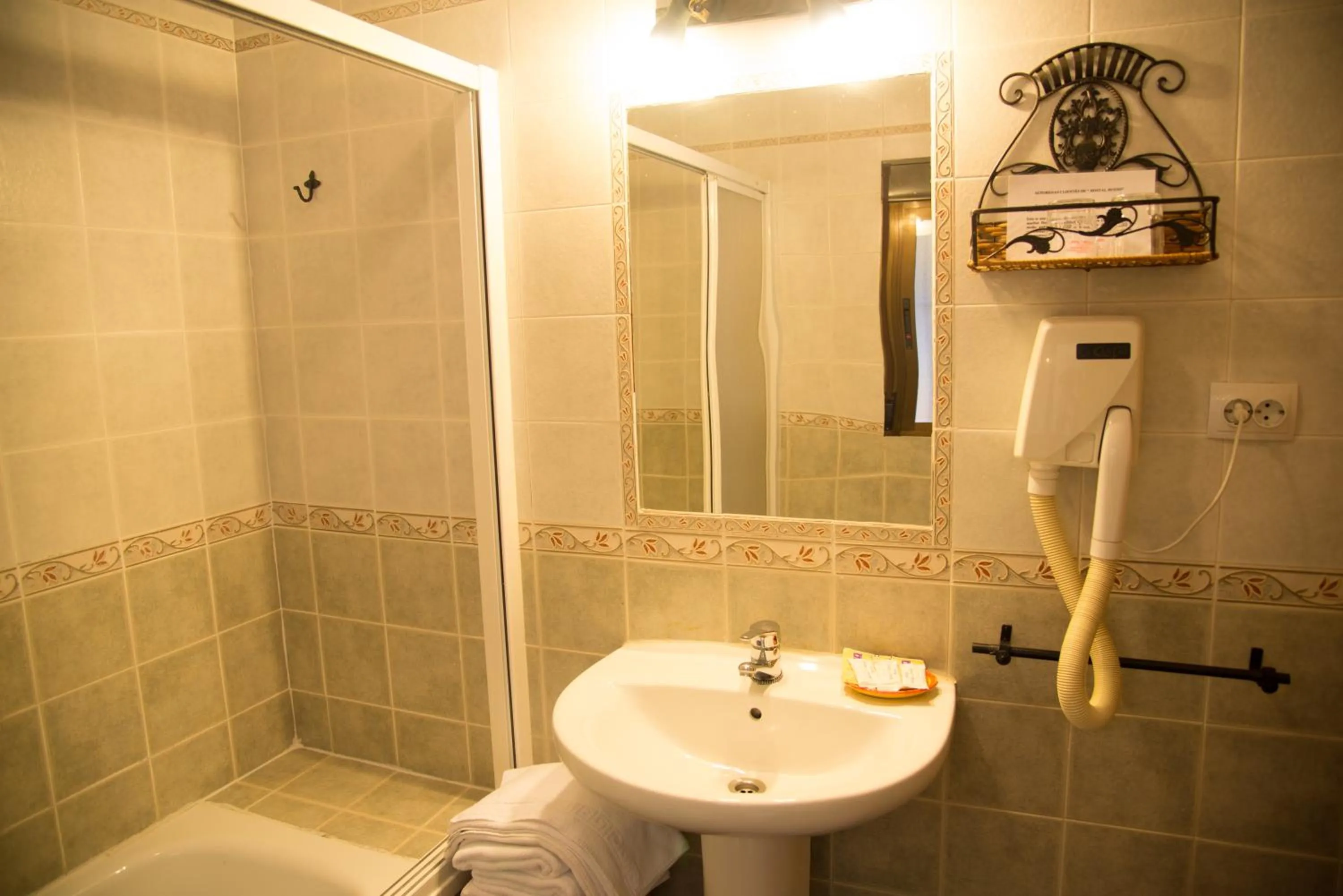 Bathroom in Hostal Hueso