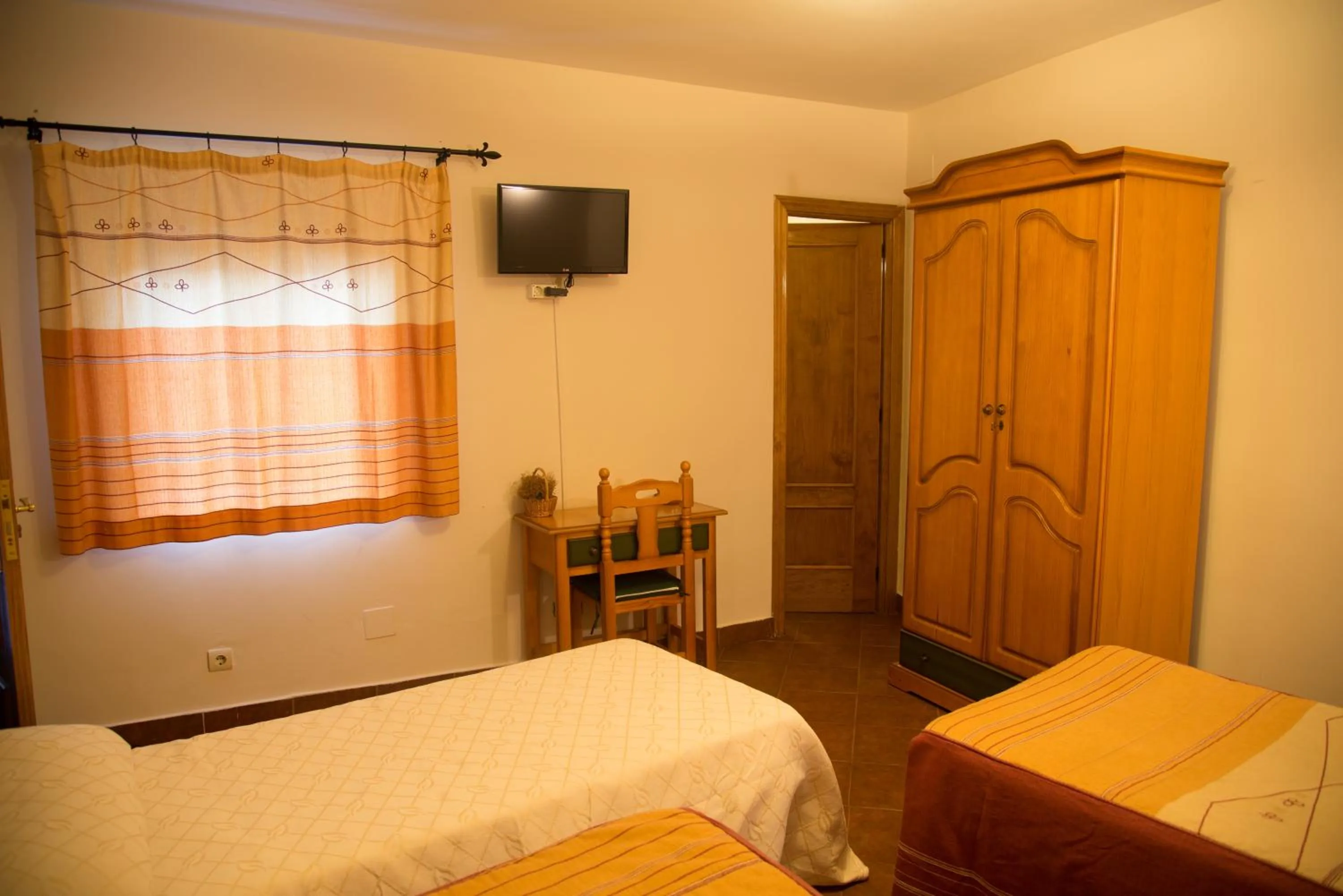 Day, Bed in Hostal Hueso