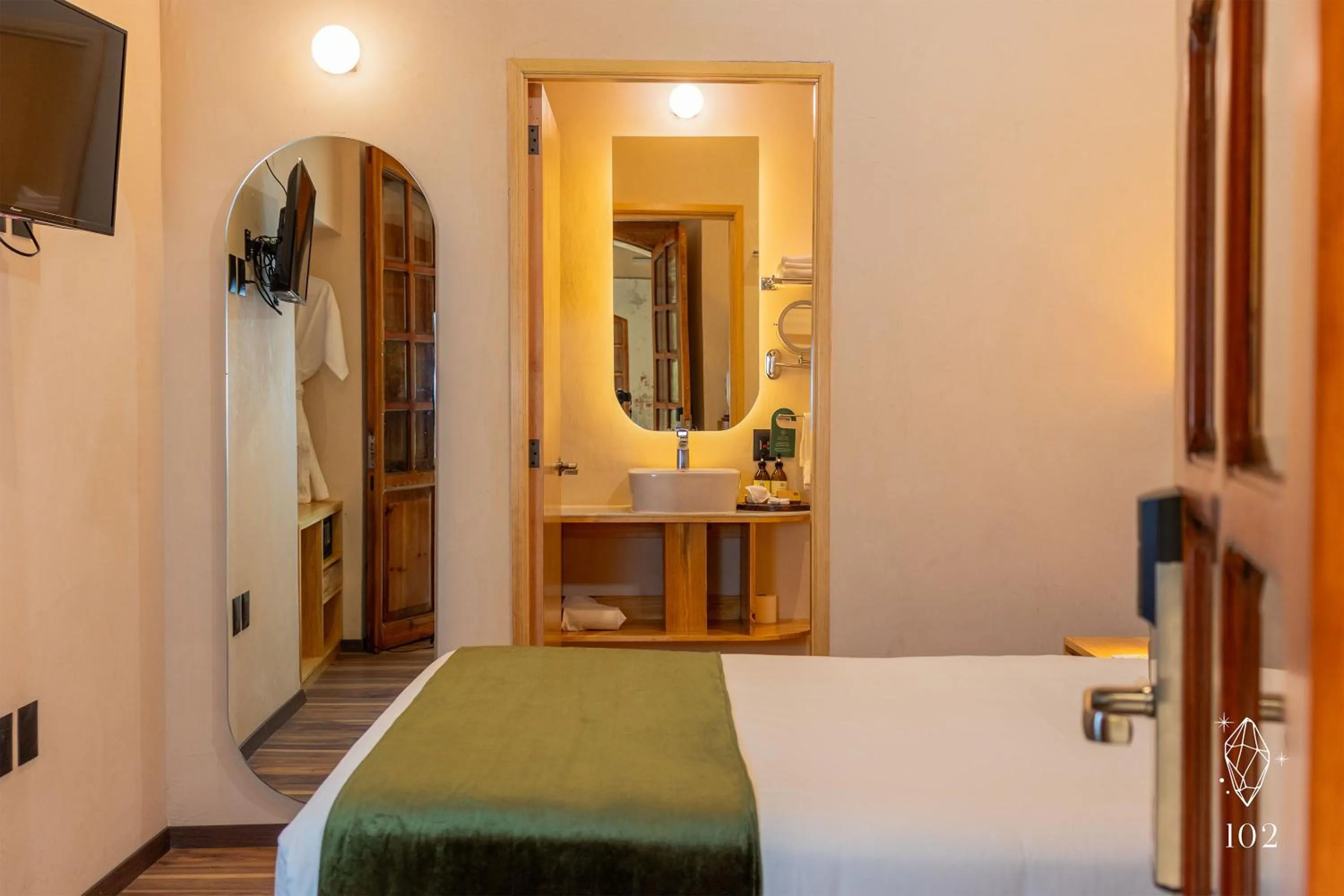 Photo of the whole room, Bed in Sauvé Casa Boutique