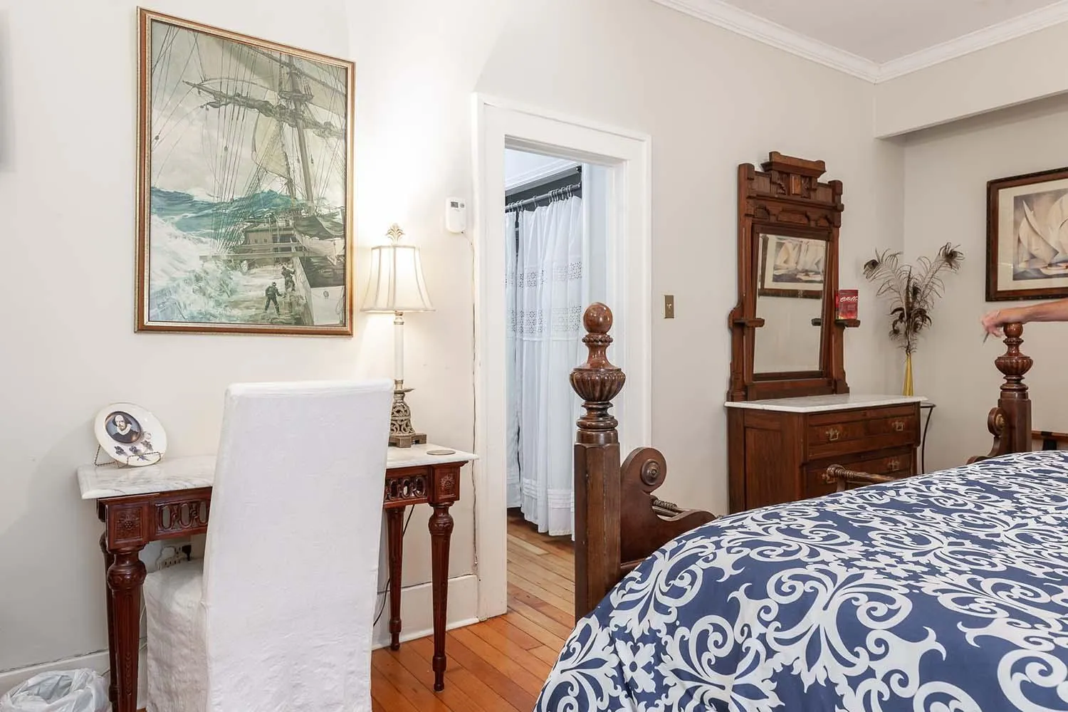 Bed in Stone Maiden Inn