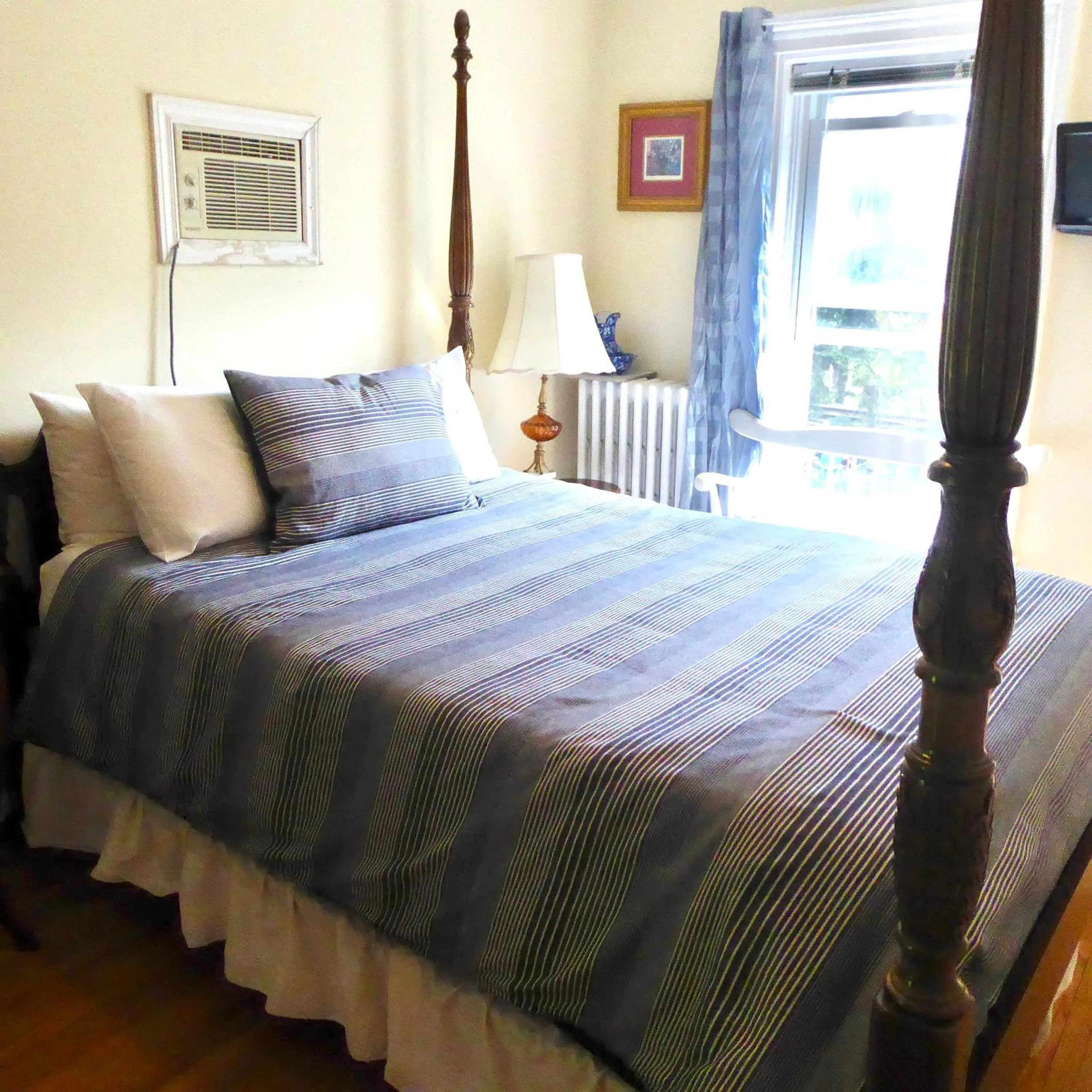 Bed in Stone Maiden Inn