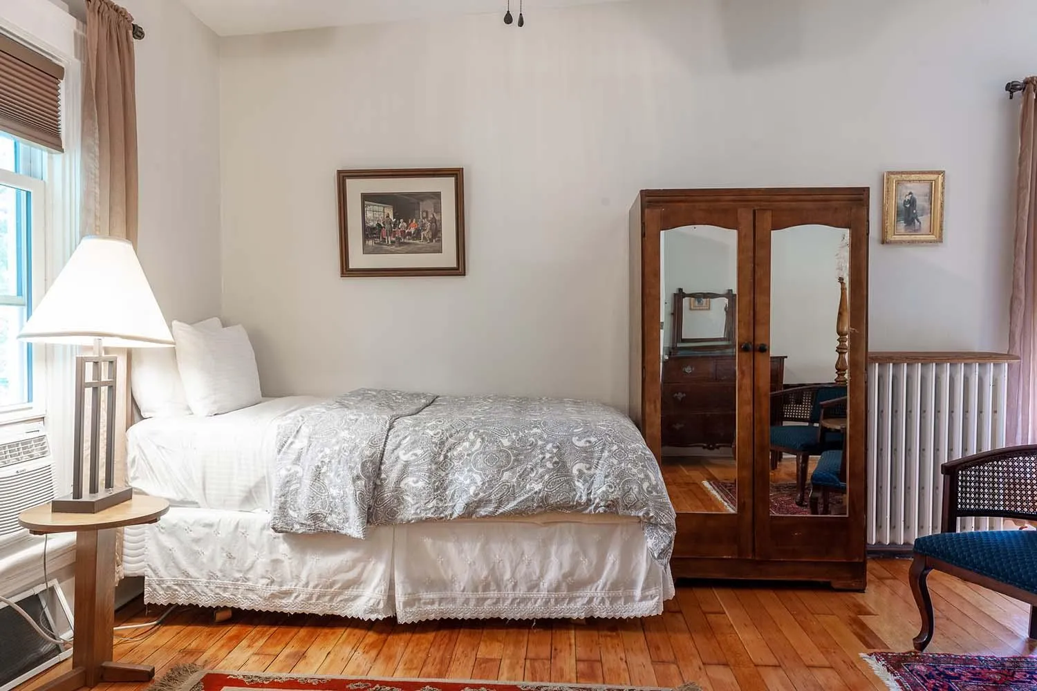 Bed in Stone Maiden Inn