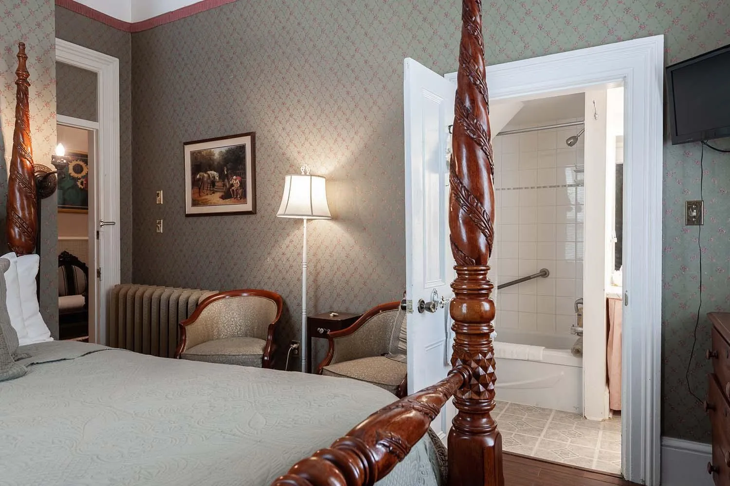 Bed in Stone Maiden Inn