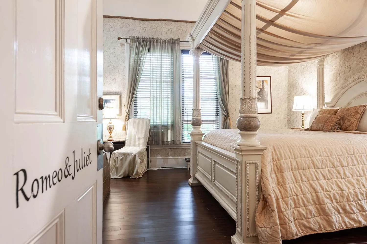 Bed in Stone Maiden Inn