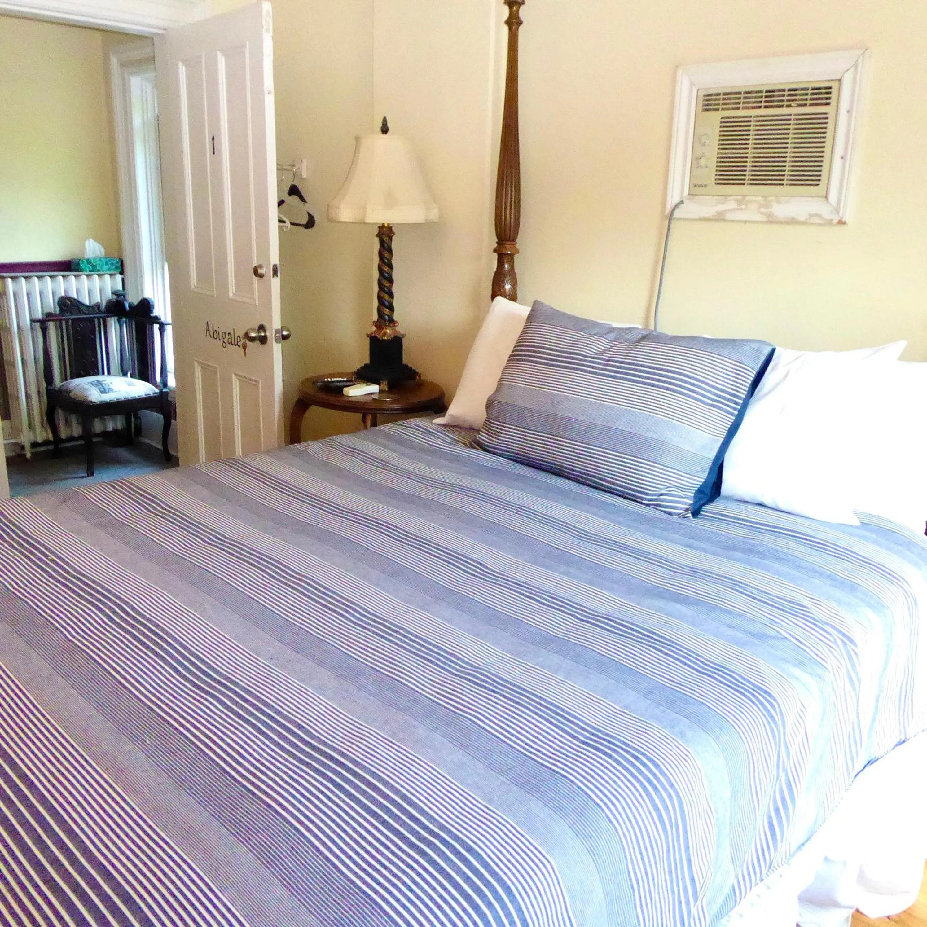 Bed in Stone Maiden Inn