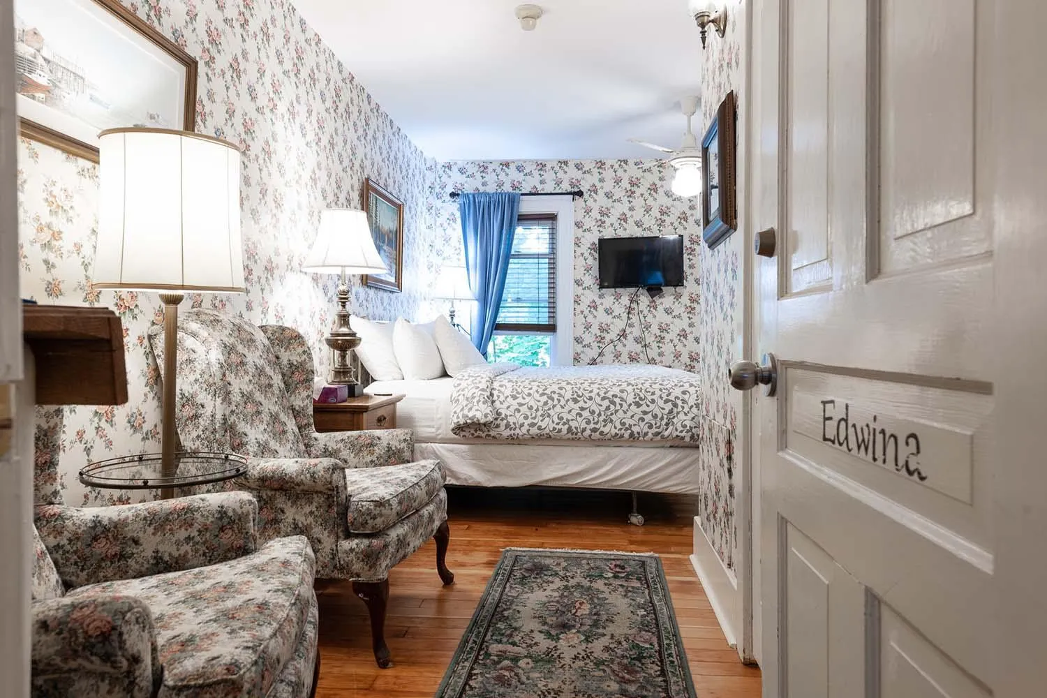 Bed in Stone Maiden Inn