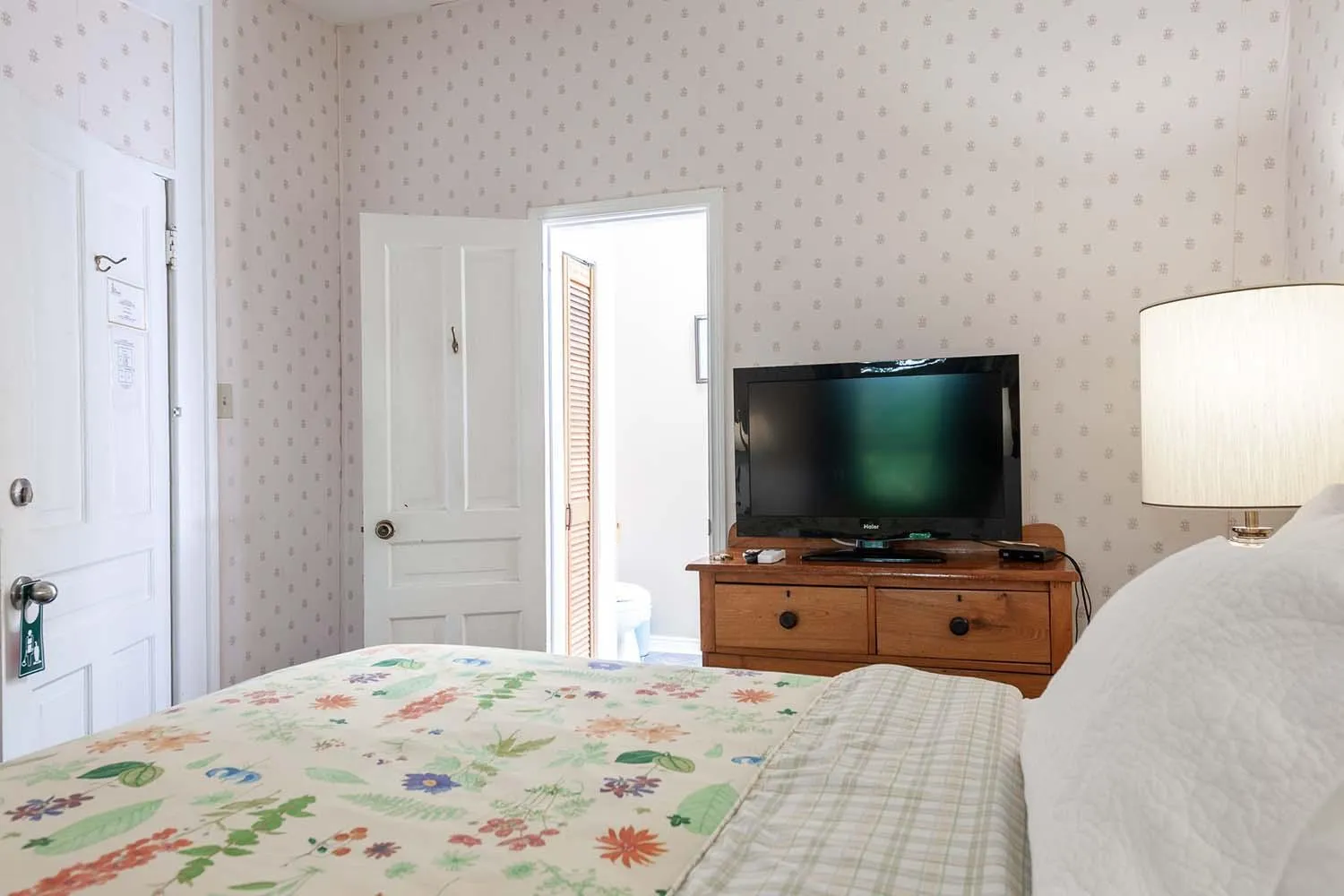 Bed in Stone Maiden Inn