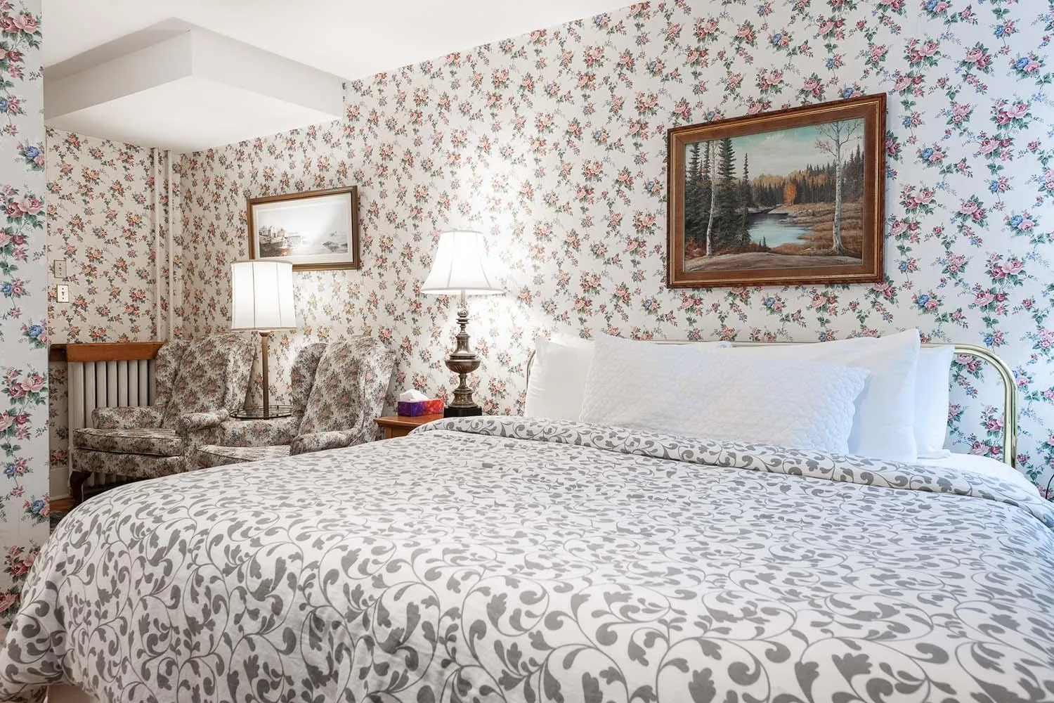 Bed in Stone Maiden Inn