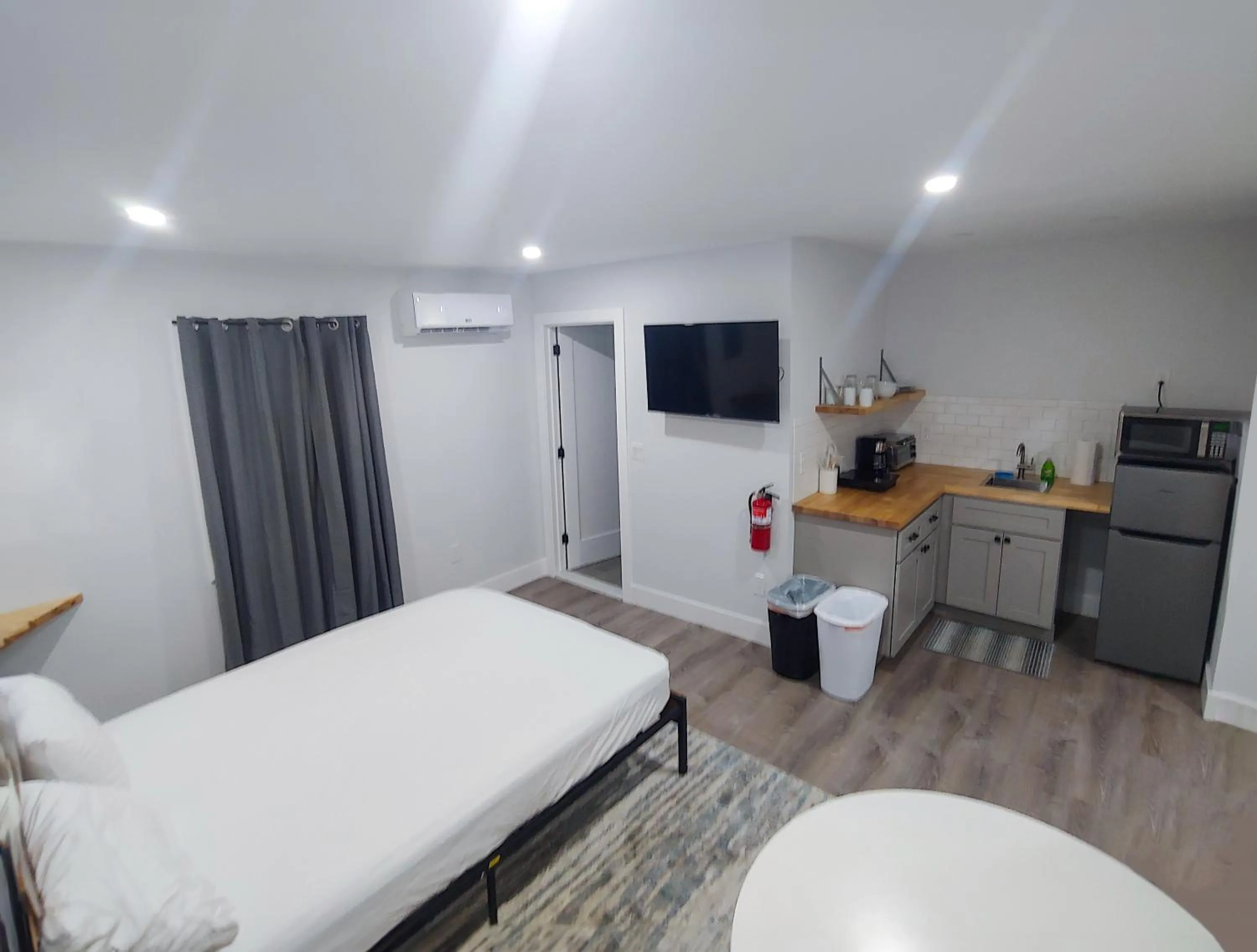 Photo of the whole room, Bed in Vermont Suites