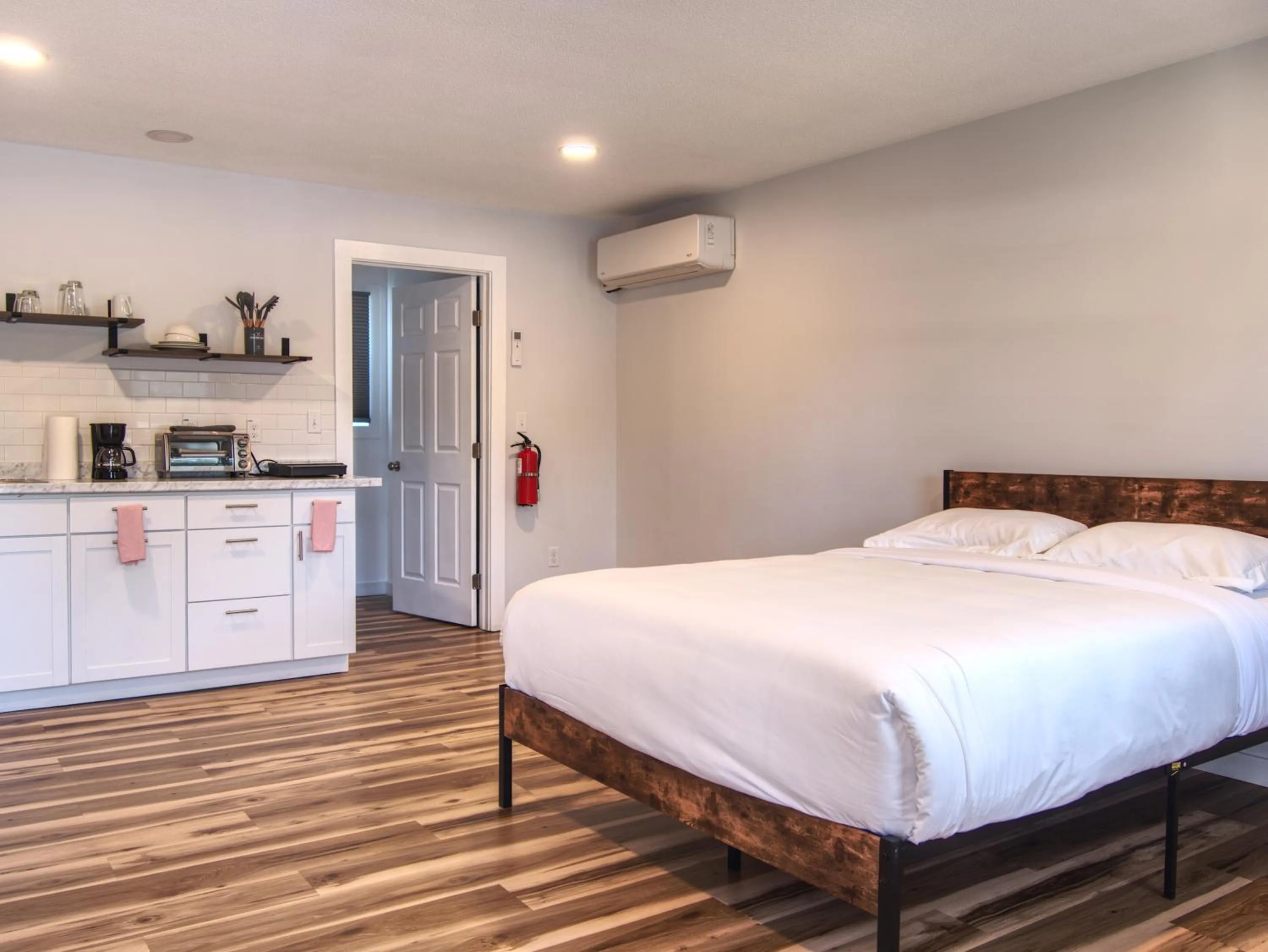 Photo of the whole room, Bed in Vermont Suites