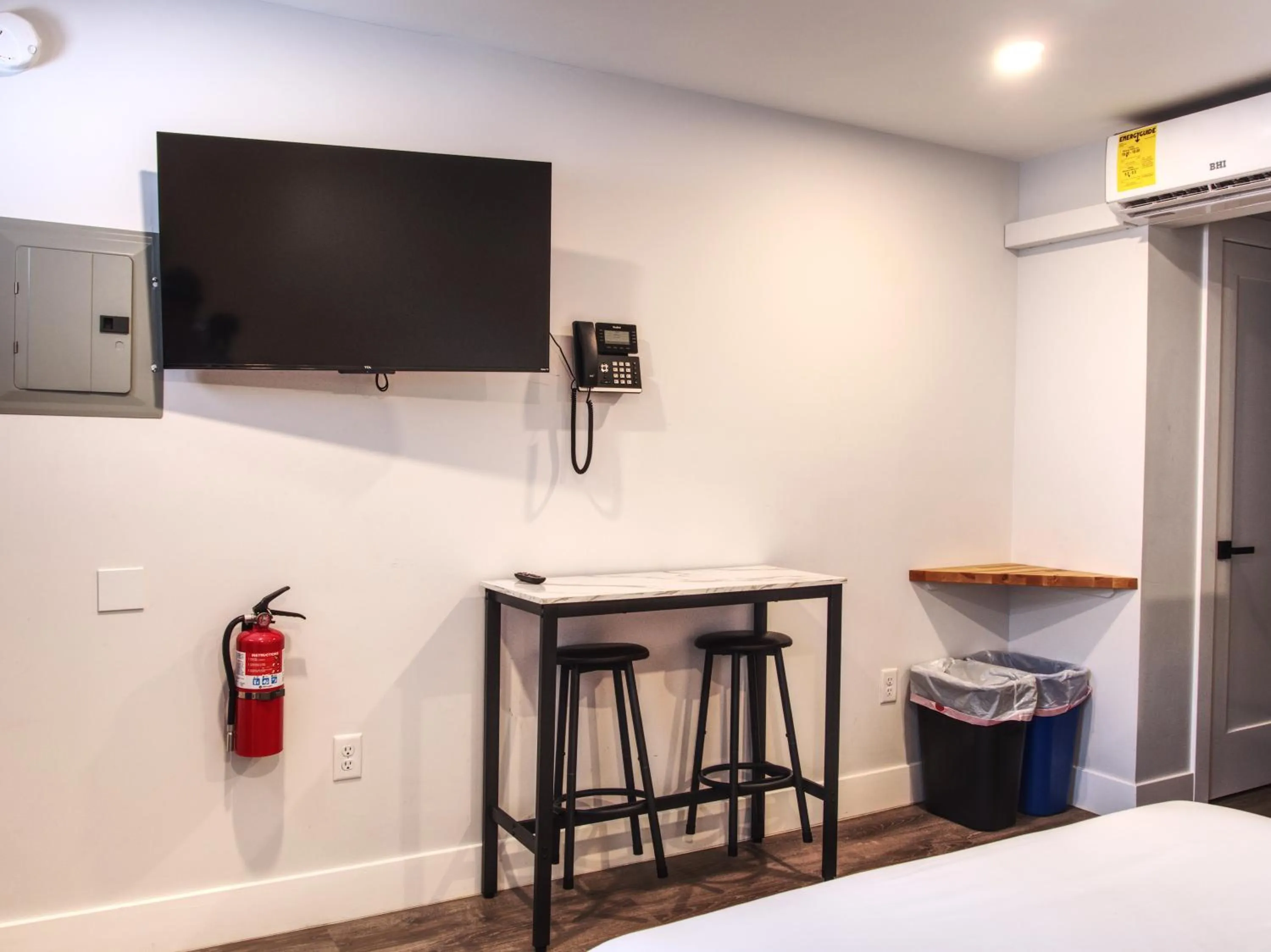 Dining area, Bed in Vermont Suites