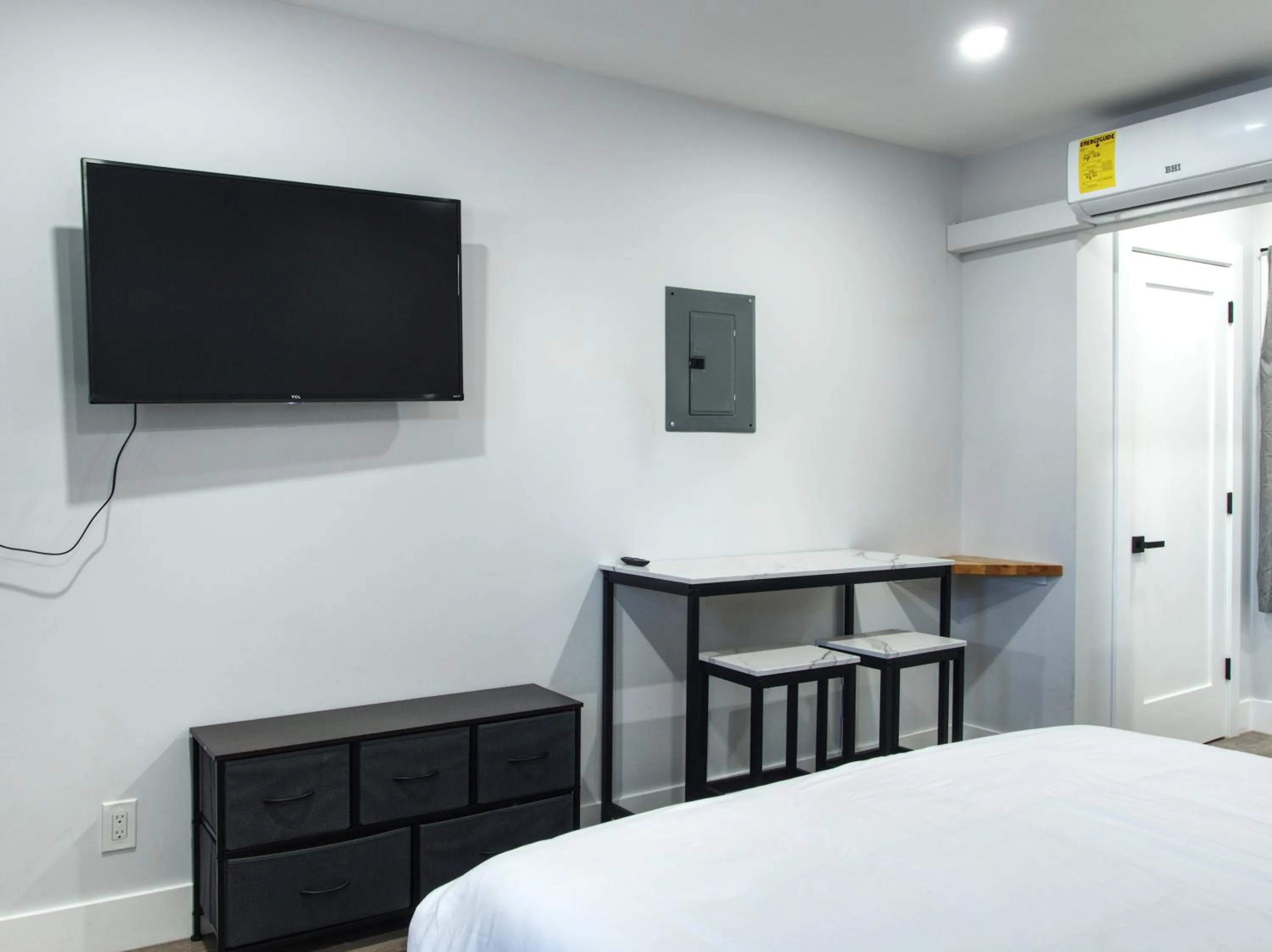 Communal lounge/ TV room, Bed in Vermont Suites