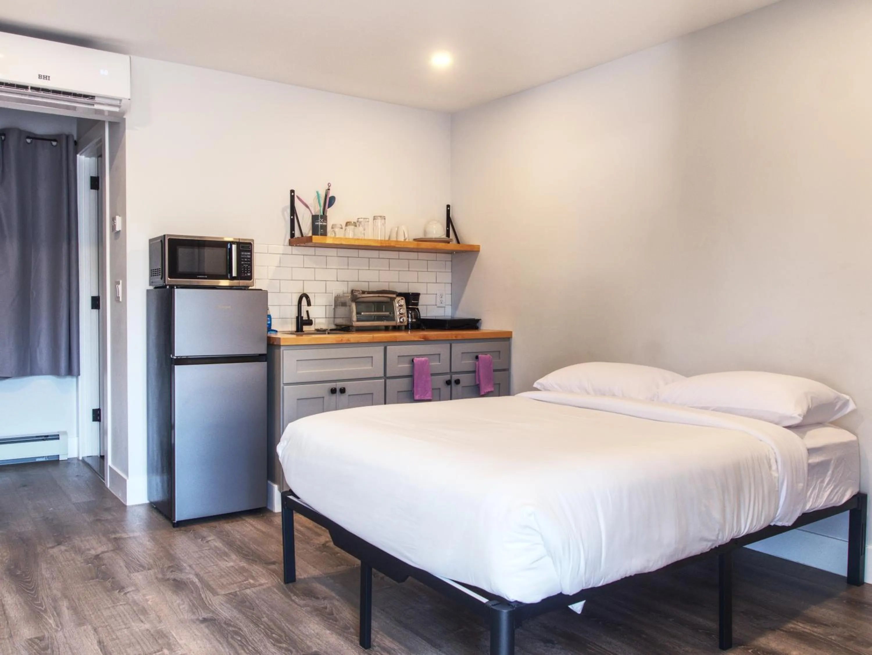 Photo of the whole room, Bed in Vermont Suites