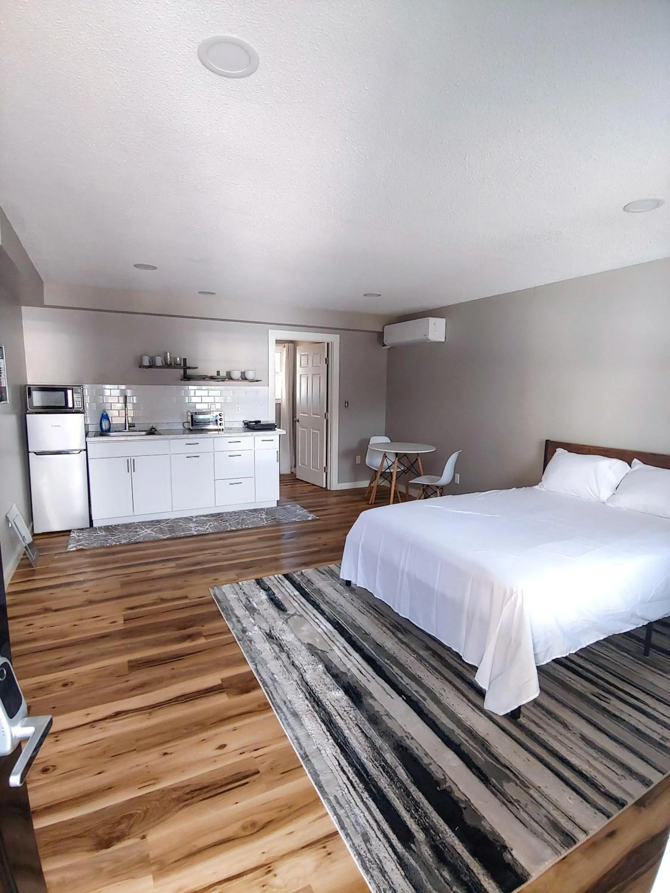 Photo of the whole room, Bed in Vermont Suites