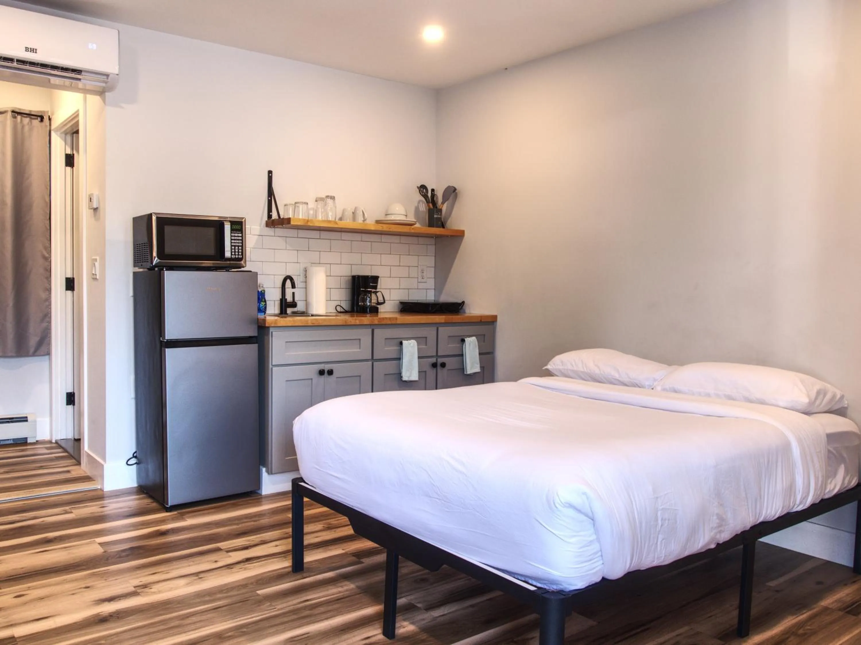 Photo of the whole room, Bed in Vermont Suites