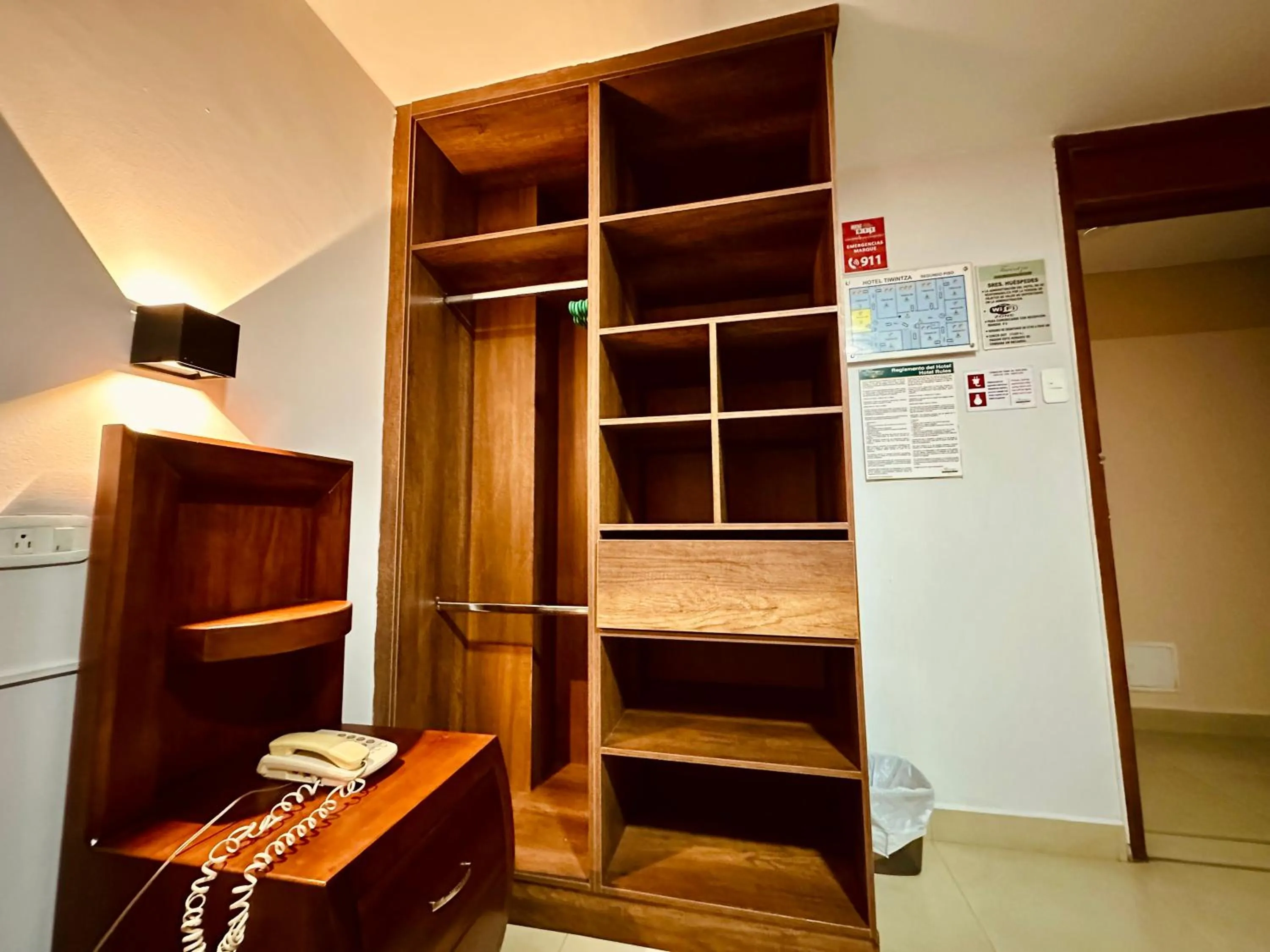 wardrobe in Hotel Tiwintza Internacional