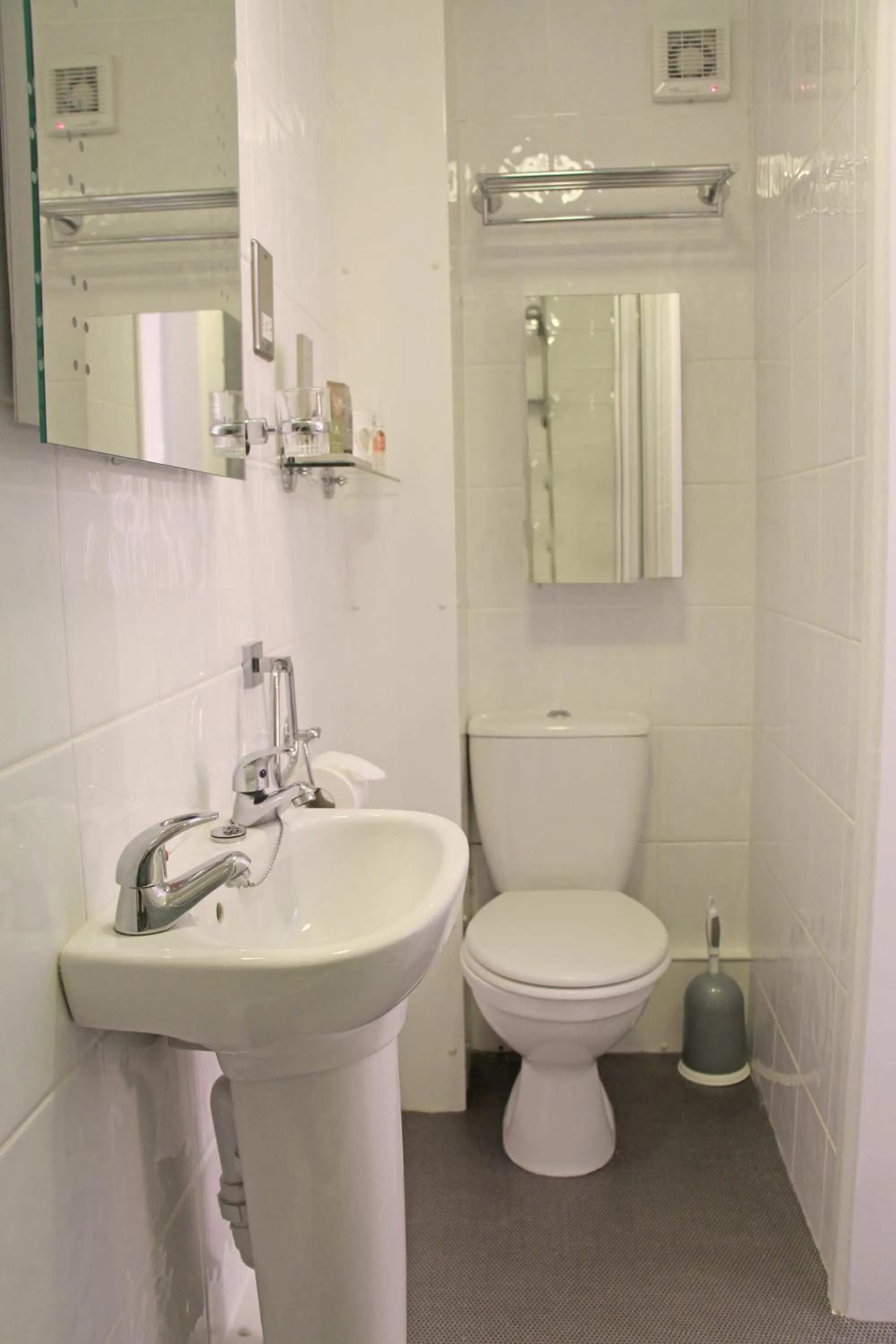 Bathroom in St John's Lodge Guest House incl off-site leisure club