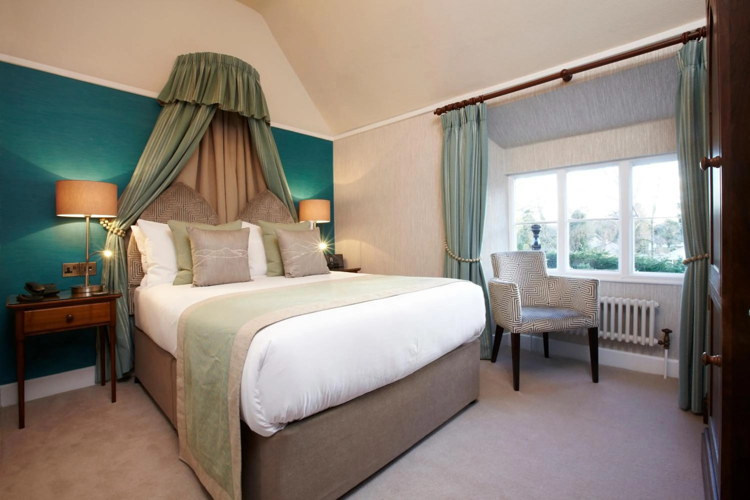 Photo of the whole room, Bed in Cedar Manor