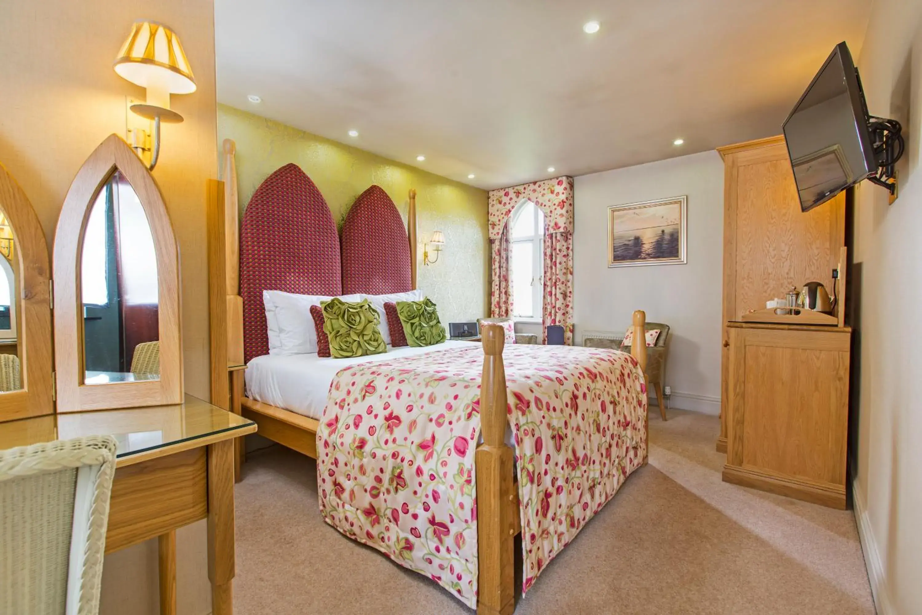 Double Room with Four Poster Bed in Cedar Manor Double Room with Four Poster Bed in Cedar Manor
