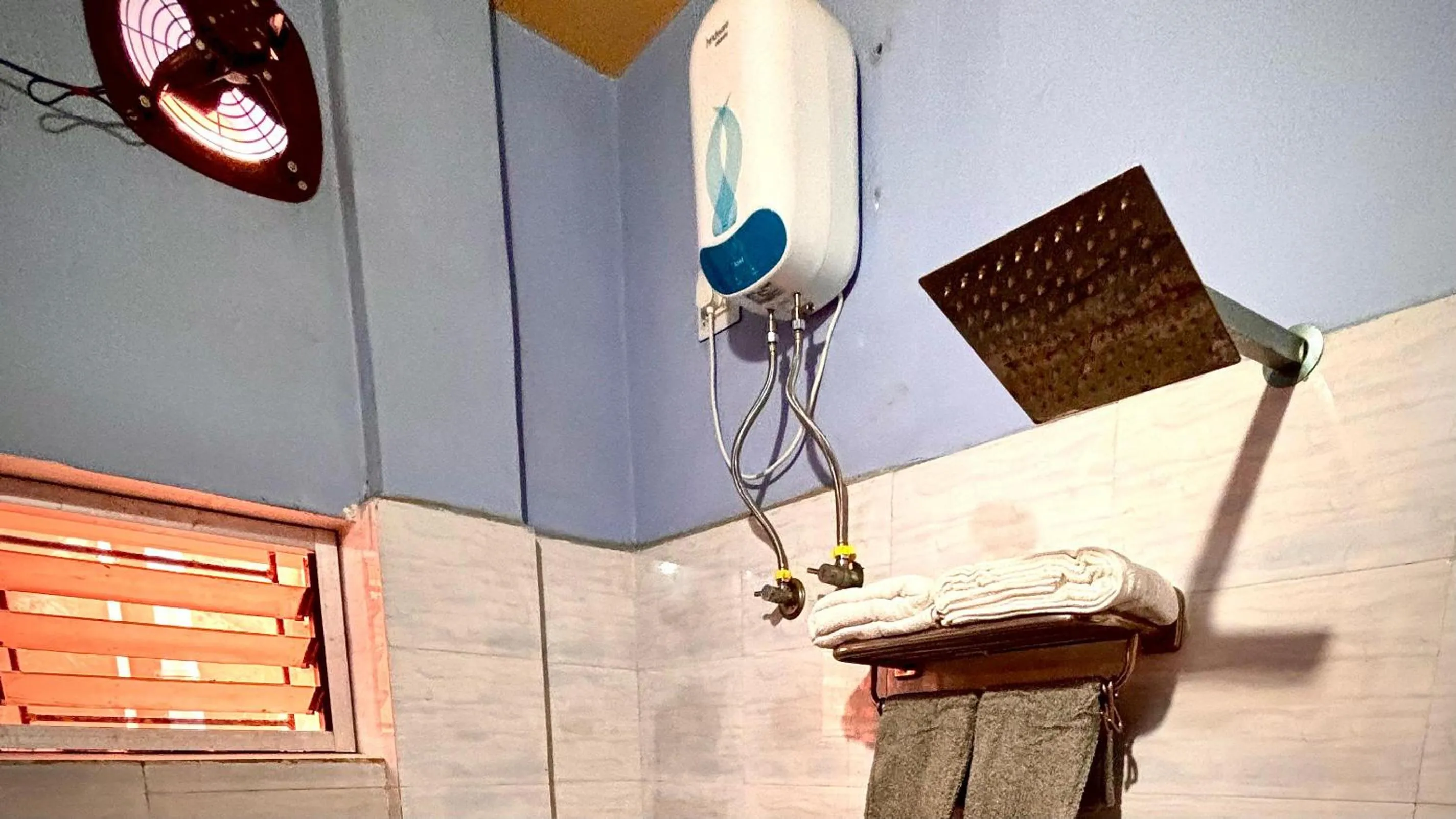 Shower in Dee Dash Inn