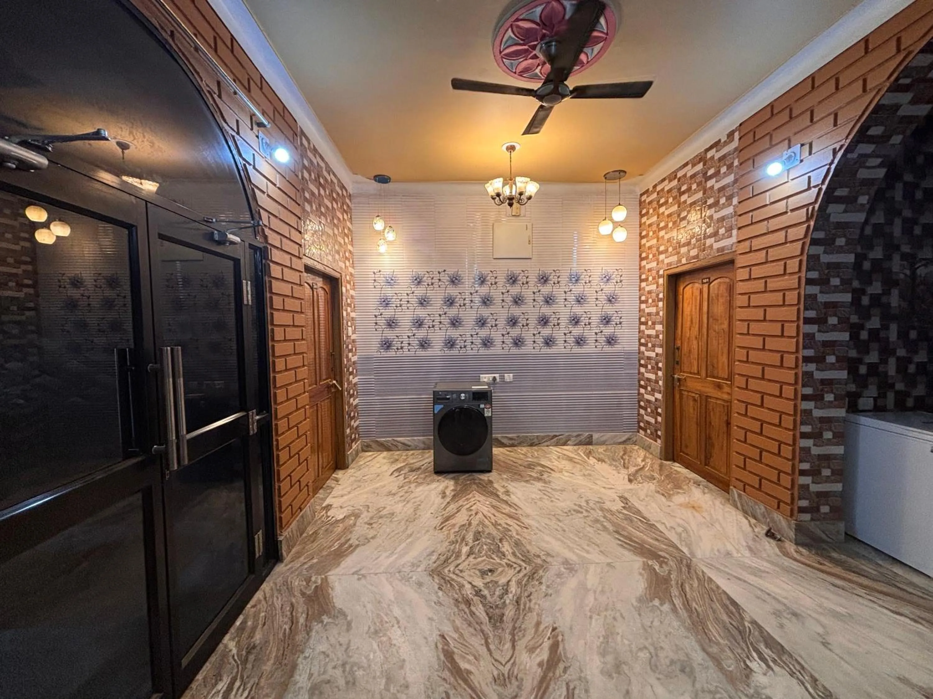 Property building in Dee Dash Inn