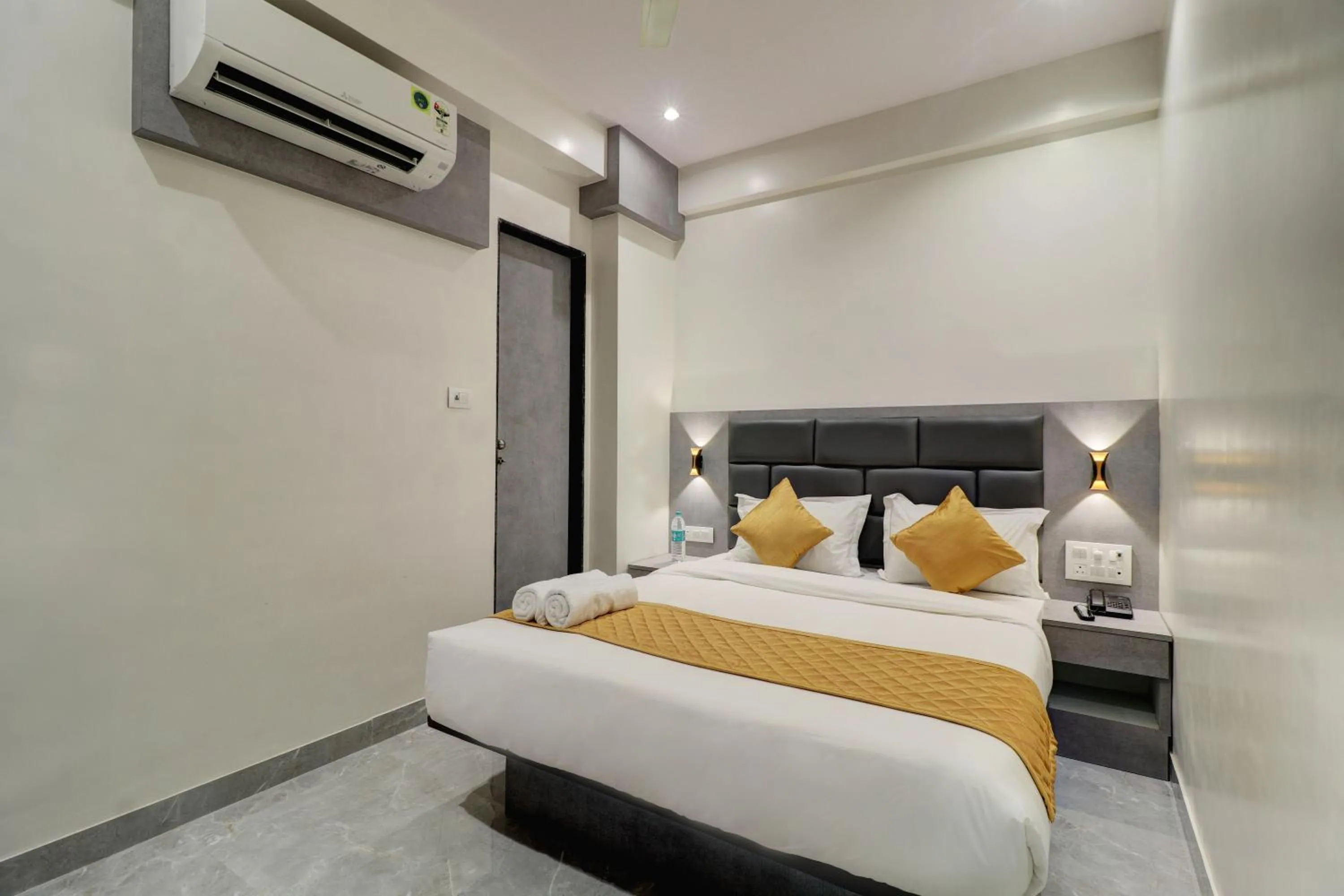 Photo of the whole room, Bed in Hotel Enigma Inn