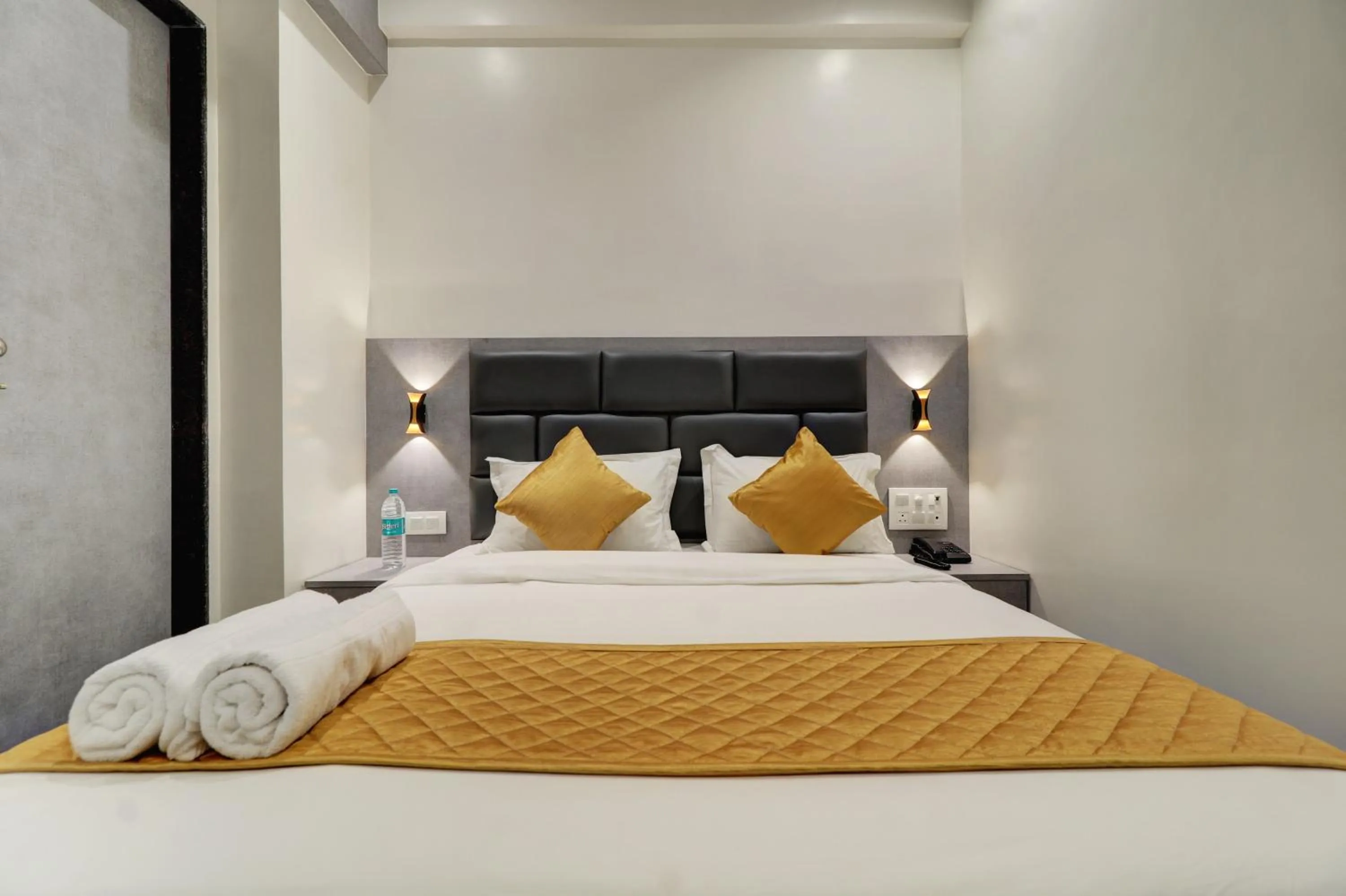 Bed in Hotel Enigma Inn