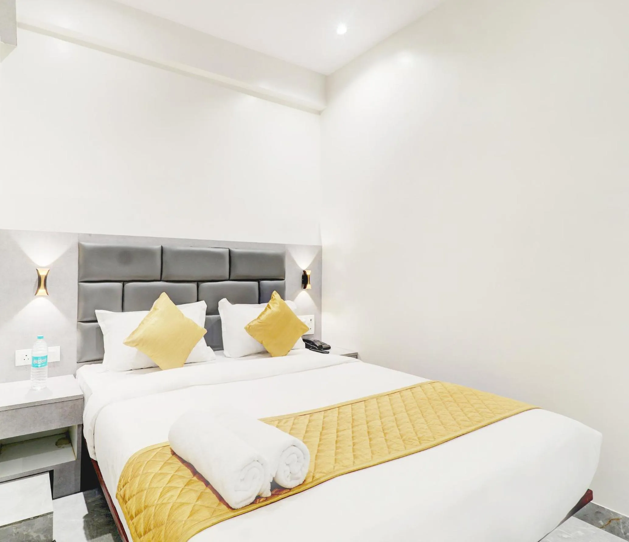 Bedroom, Bed in Hotel Enigma Inn