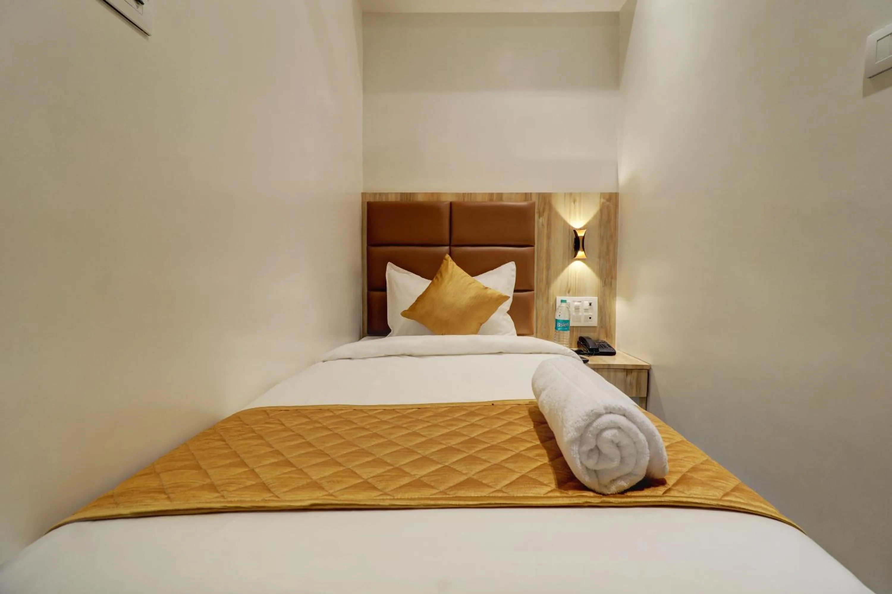 Bed in Hotel Enigma Inn