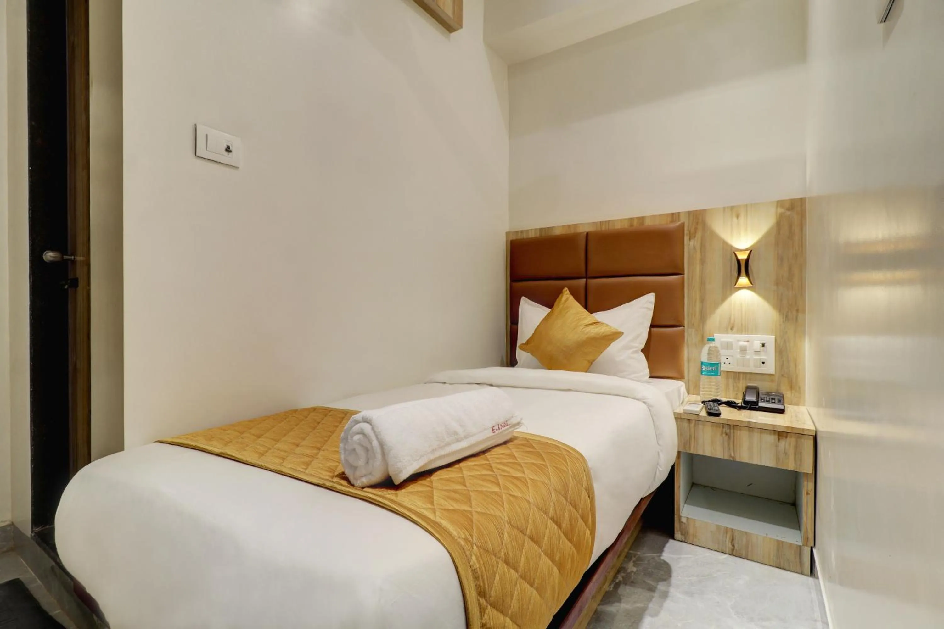 Photo of the whole room, Bed in Hotel Enigma Inn