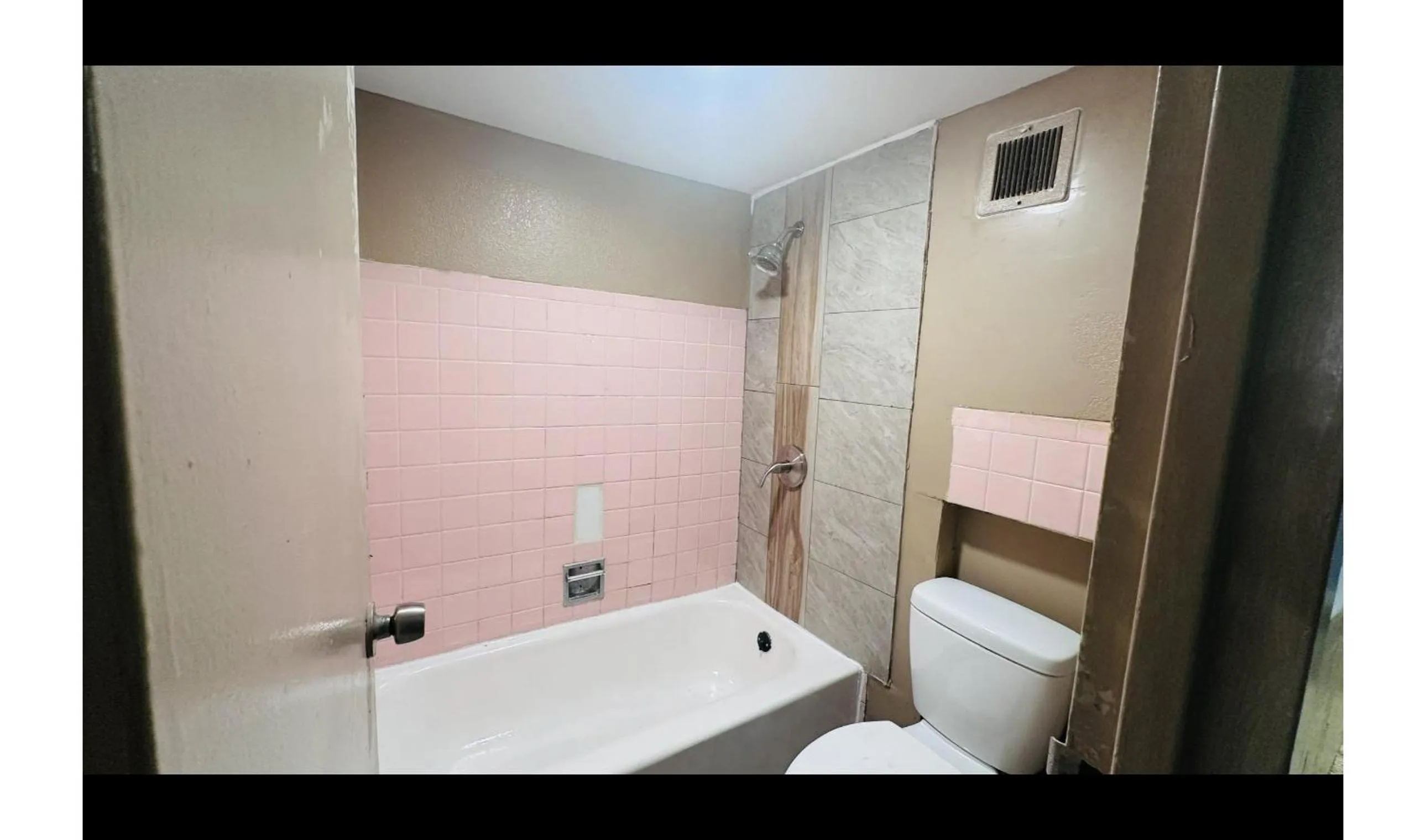 Bathroom in Hallmark Inn By OYO Fort Wayne