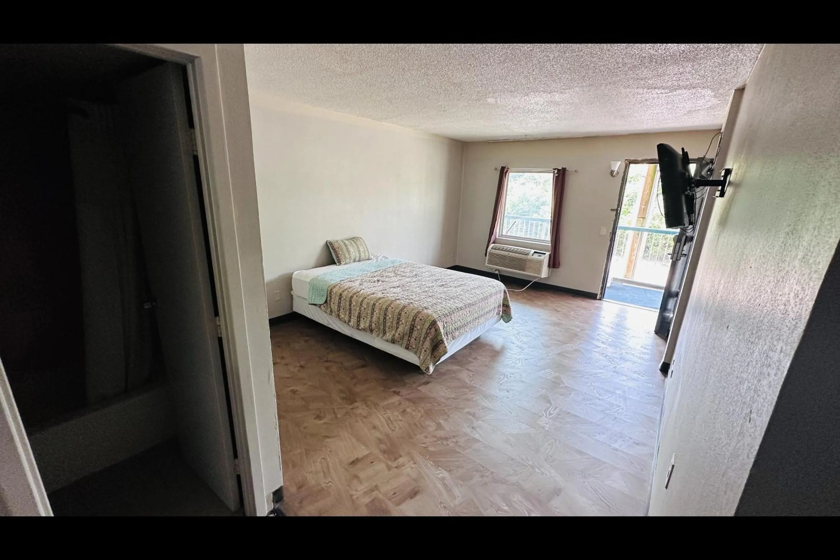 Bedroom in Hallmark Inn By OYO Fort Wayne
