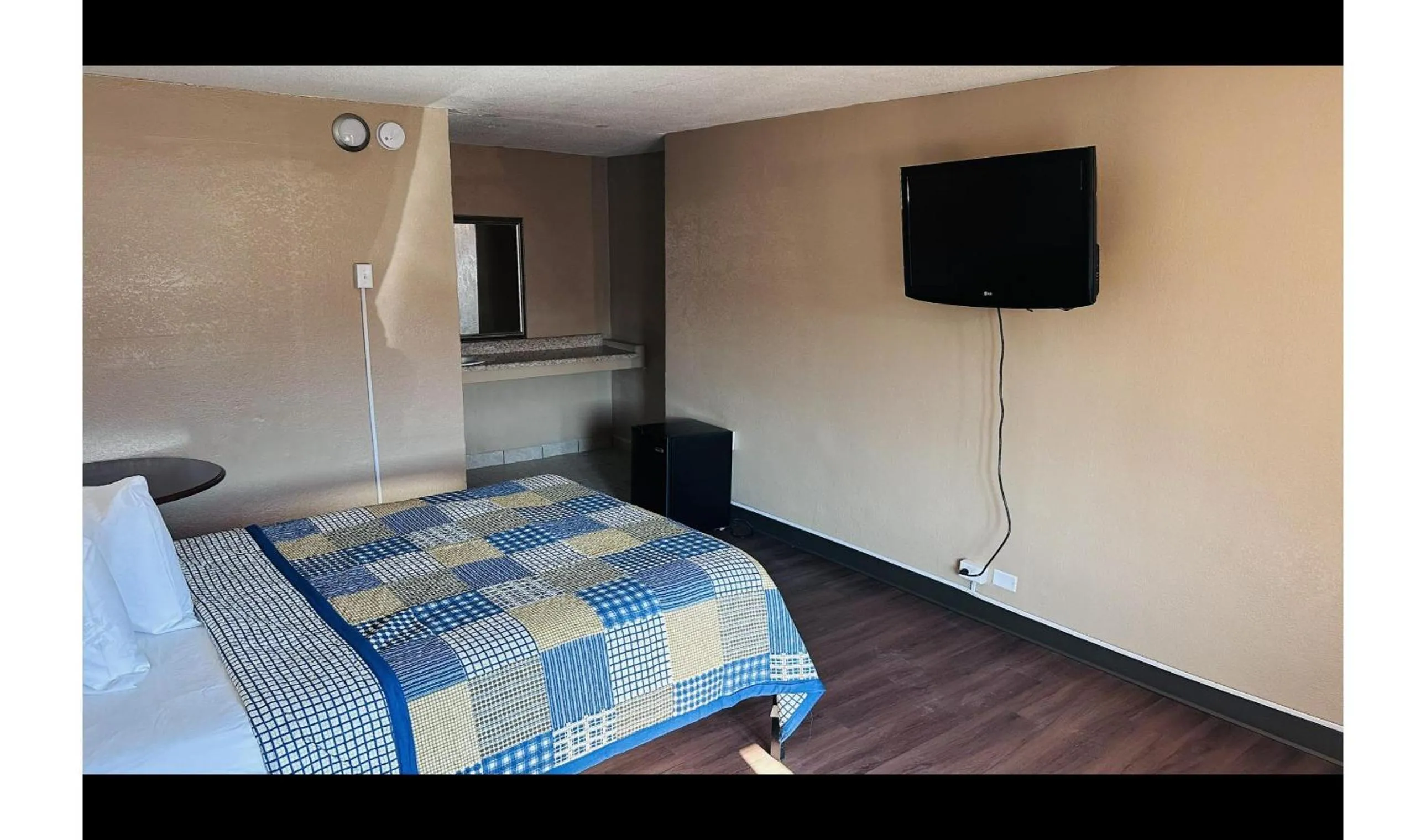 Bedroom in Hallmark Inn By OYO Fort Wayne