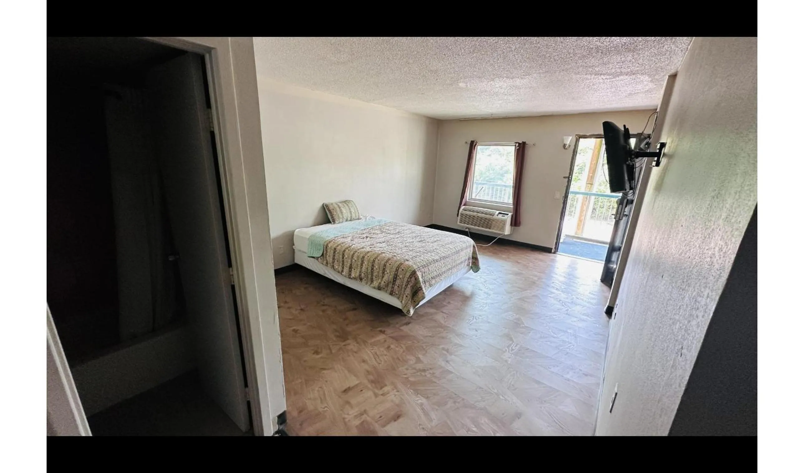 Bedroom in Hallmark Inn By OYO Fort Wayne