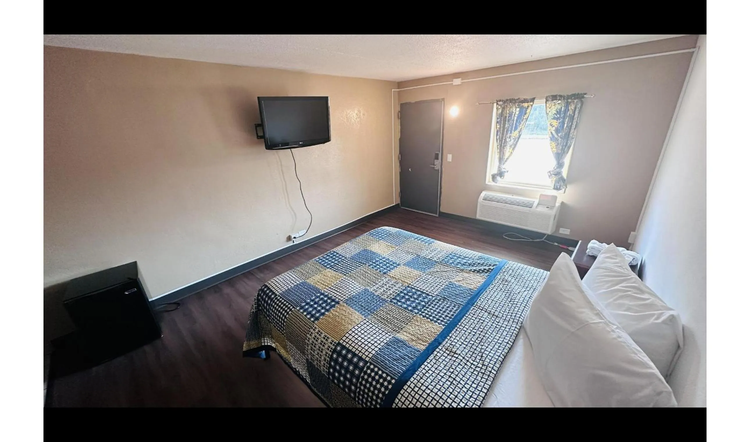 Bedroom in Hallmark Inn By OYO Fort Wayne