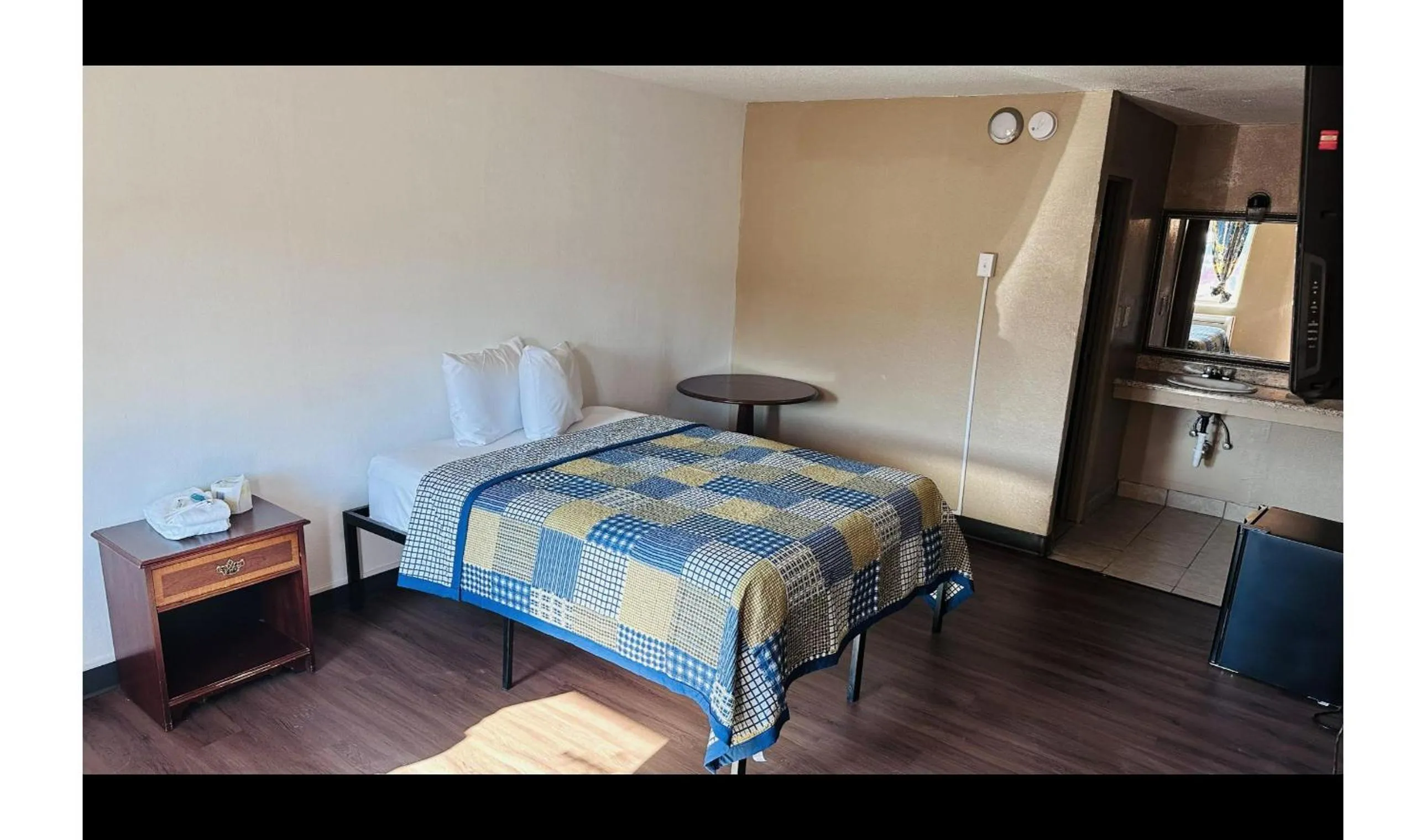 Bedroom in Hallmark Inn By OYO Fort Wayne