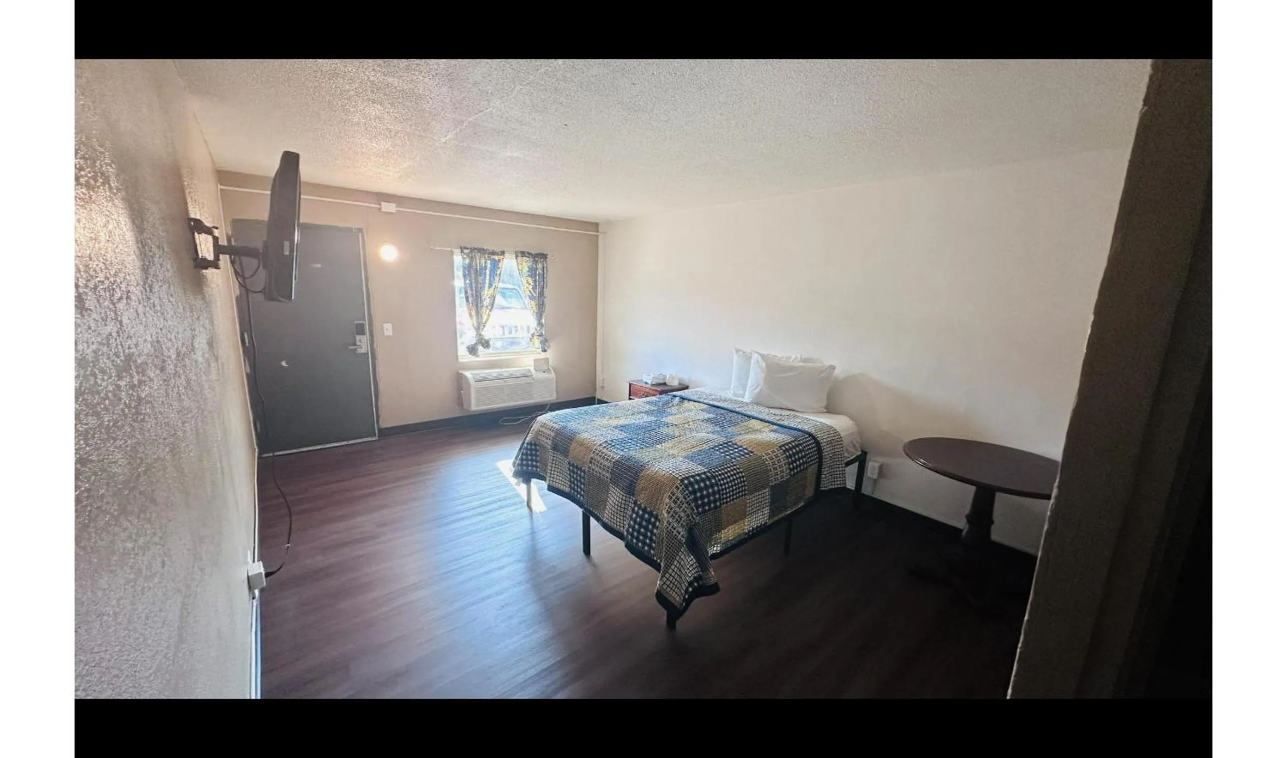 Bedroom in Hallmark Inn By OYO Fort Wayne